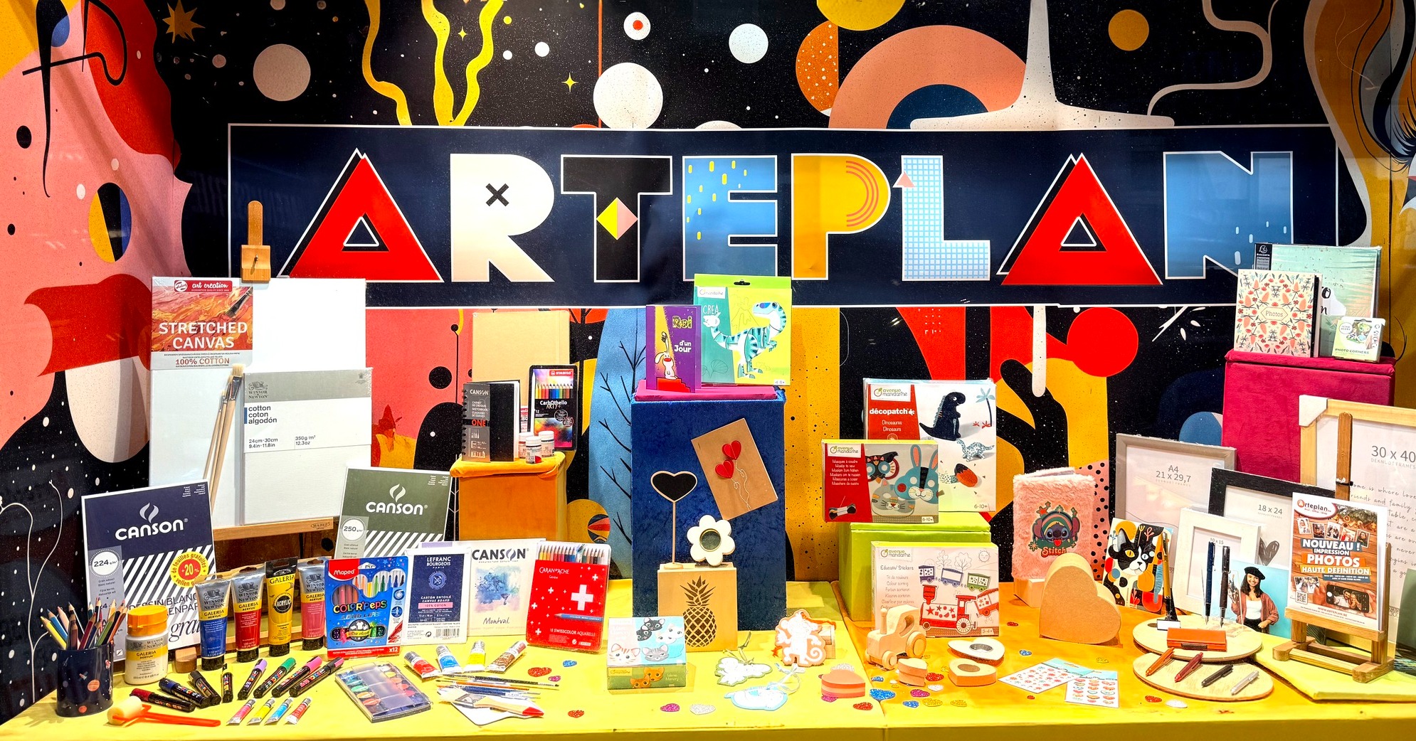 📸🎨 La nouvelle vitrine est en place chez Arteplan Print Office & Shop !
Nous sommes très heureux de vous présenter notre toute nouvelle vitrine, dédiée à l’Art sous toutes ses formes 🎨✨
Elle met à l’honneur tous les artistes, petits et grands, et célèbre la richesse de la création visuelle, du dessin et de la peinture à la photographie 📸.
Dans notre magasin, vous trouverez une large sélection de matériel artistique et créatif :
🖌️ Peintures (huiles, acryliques, aquarelles…)
✏️ Crayons, marqueurs, pastels
🖼️ Toiles, papiers spéciaux, blocs
📷 Impression, cadres et albums photo
🎨 Accessoires pour beaux-arts et loisirs créatifs
…et bien plus encore, pour stimuler votre imagination et vos projets artistiques.
📍 Nos coordonnées :
📍 Adresse : Rue François Dubois 49, 1310 La Hulpe, Belgique
📞 Tél : 02 654 02 87
📧 Email : contact@arteplan.be
Passez voir notre vitrine et laissez-vous inspirer 🎨✨
On a hâte de vous accueillir en magasin !