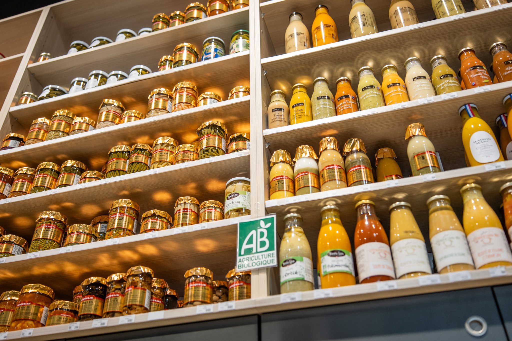 Cap sur l’épicerie fine KIOUI : soupes artisanales, coulis & sauces tomates, légumes cuisinés, légumineuses prêtes à l’emploi, bouillons… Une sélection pointue, ingrédients propres et goût au rendez-vous.
.
Qualité, simplicité, plaisir: tout est chez KIOUI.
.
.
.
#kioui #kiouiarras #lebongoutdumarche #primeur #fruits #legumes #fromages #charcuterie #epiceriefine #madeinfrance #shoplocal #bio #vrac #foodaddict #healthyfood #lifestyle #familygoals #arras #hautsdefrance
.
www.kioui-primeurs.fr
