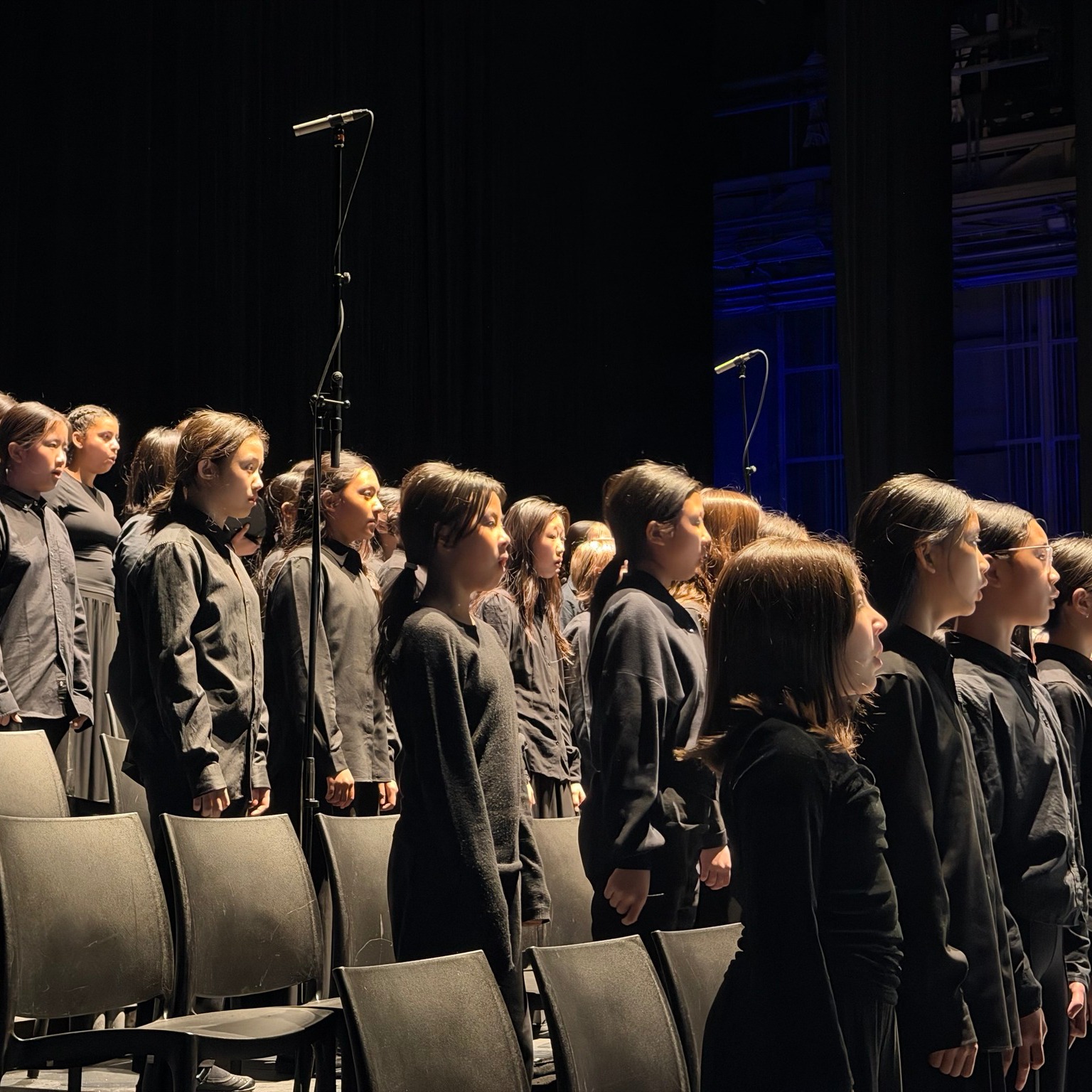 Reminiscing on our time in Middle-earth last week…
We are so proud of our Cantare & Chorealis ensembles for their three incredible performances of 'Lord of the Rings: The Fellowship of the Ring' last weekend.
A special shout-out to Annastasia, our amazing soloist in Howard Shore’s epic composition. Many thanks as well to Maestro @shihhungyoung and mezzo-soprano soloist @kaitlyn_lusk for making the experience all the more fantastical!
What an unforgettable journey through Middle-earth!
#TCCsings #LOTRlive #lordoftherings #TorontoChildrensChorus #Filmharmonique #LOTR