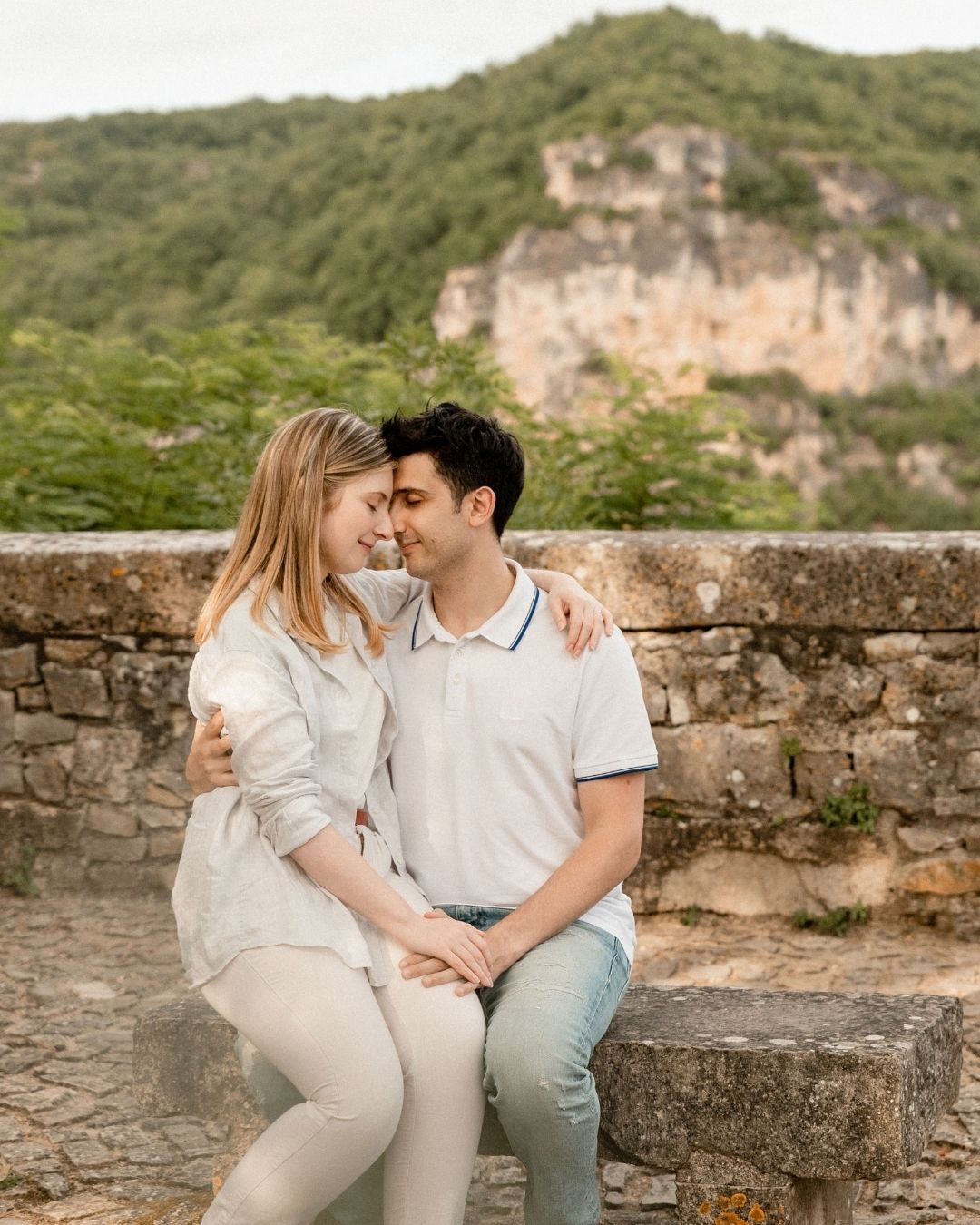 Depuis 2022 je le sais : la séance photo couple avant le mariage est une étape cruciale dans mon accompagnement des mariés !
C’est donc quelque chose que j’offre aux mariés pour qu’ils se sentent plus à l’aise le jour-j, qu’ils me connaissent bien, et qu’ils n’aient aucun doute en leur incroyable capacité à être photogénique !
Je suis photographe de mariage à Toulouse, et si vous cherchez encore la personne idéale pour les souvenirs de votre mariage, en 2026 ou 2027 : écrivez-moi !
#photographetoulouse #photographemariagetoulouse
