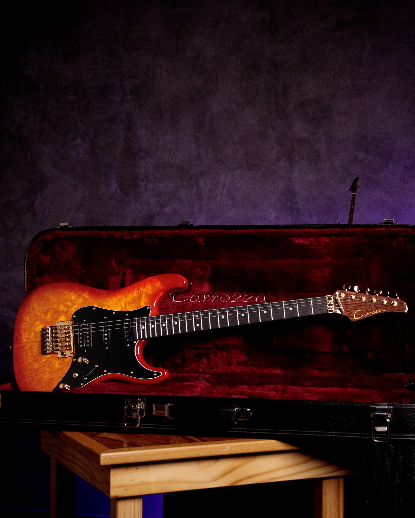 Scarlett customizada exatamente do jeito que o cliente sonhou!
A construção traz corpo em Paulownia, top em Quilted Maple, braço em Louro Preto e escala em Brazilian Rosewood. Uma combinação pensada para oferecer estabilidade estrutural, conforto e equilíbrio no instrumento, além de um visual marcante.
A transição entre corpo e braço foi cuidadosamente trabalhada, garantindo acesso fácil e confortável às notas mais agudas, mesmo nas últimas casas.
A escala possui raio composto de 12” a 16” e trastes em inox Jescar, proporcionando uma tocabilidade macia, precisa e confortável, ideal para quem busca controle e fluidez ao tocar.
A afinação fica por conta da ponte Gotoh GE1996, combinada com nut Floyd Rose 12” e tarraxas Gotoh, garantindo estabilidade e confiança mesmo em uso intenso.
Captação Seymour Duncan: STK-S4 para o braço e meio e um Custom Hybrid na ponte, para timbres bem equilibrados e definidos.
O acabamento Cherry Burst finaliza o projeto com um visual elegante e impactante, valorizando ainda mais o desenho da Scarlett.
Essa foi uma encomenda feita sob medida para um cliente — e você também pode customizar uma Scarlett do seu jeito.
📩 Entre em contato para saber mais 🎸
#floydrose #gotoh #seymourduncan #customguitar #guitarradeluthier