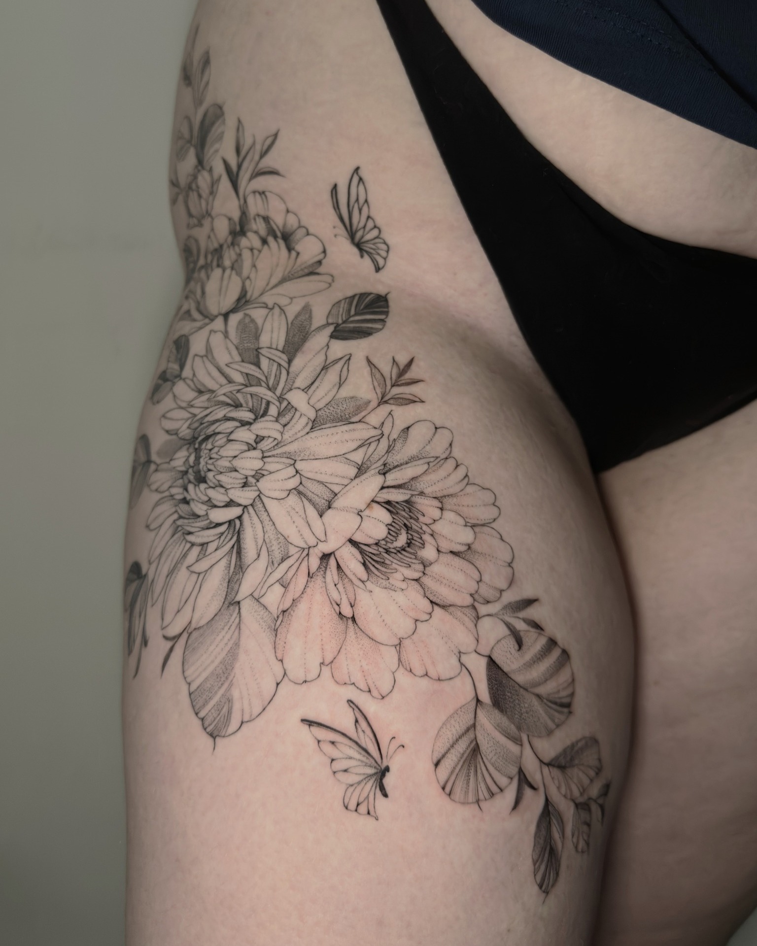 A delicacy of flowers by @ninkeartsy
Chrysanths, peonies and butterflies wrap gently around her leg -- a design as soft as a summer breeze
Done at @thelostoasistattoo
We are winning against the darkness, winter is almost at an end! So let's get started on those summer bodies, tattoos ahoy!
✨ Want ink like this? 👉 DM @ninkeartsy or email tattooninkeartsy@gmail.com to book your spot! ✉️