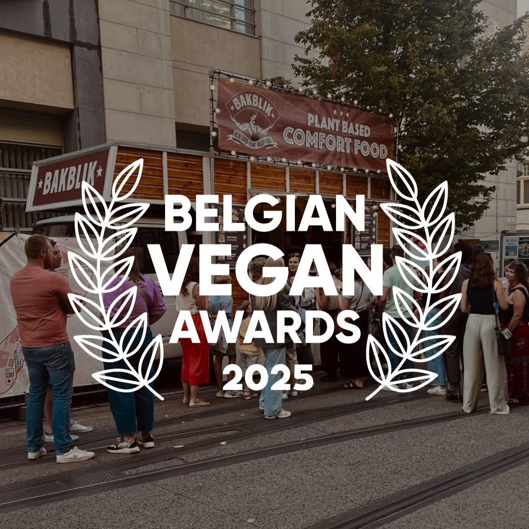 HEB JIJ AL GESTEMD?
Afgelopen week hoorden we tot onze verrassing dat we in de finale van de Belgian Vegan Awards van @bevegan.be staan, in de categorie "beste event food van 2025"! 😃 We zijn echt mega vereerd, en willen iedereen die ons genomineerd heeft en al op ons gestemd heeft bedanken voor de fantastische support! 🤩 Heb jij nog niet gestemd? Het kan nog t/m 8 feb (link in highlights). EN! We zijn druk bezig met de planning van 2026. We hopen jullie sowieso weer op de Gentse Feesten te zien, maar wellicht weet jij nog meer leuke events die echt bij ons passen? Laat het ons weten, want wij zijn ook gek op België! 🫶