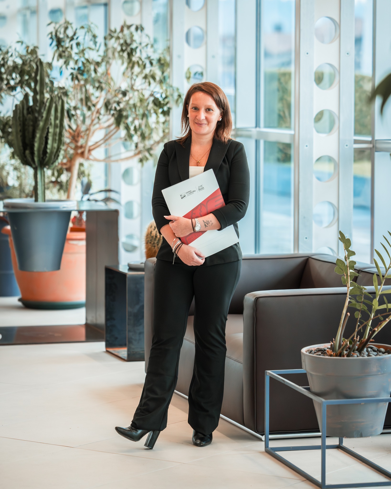 La forza della nostra Agenzia sono le persone che lavorano con Noi 👥
Lei è Chiara, 𝘊𝘰-𝘮𝘢𝘯𝘢𝘨𝘦𝘳
“𝘓𝘦 𝘰𝘱𝘱𝘰𝘳𝘵𝘶𝘯𝘪𝘵à 𝘯𝘰𝘯 𝘢𝘤𝘤𝘢𝘥𝘰𝘯𝘰, 𝘭𝘦 𝘤𝘳𝘦𝘪.
È una frase che sento mia e che racconta il mio modo di lavorare. Nel lavoro, come nella vita, le opportunità nascono dall’incontro con le persone, dal dialogo e dalla capacità di capire davvero i loro bisogni” 🤝
#Wearecomoviacecilio #Generalicomoviacecilio #generalicomo #Generaliitalia #Partnerdivita #Piùdiunlavoro