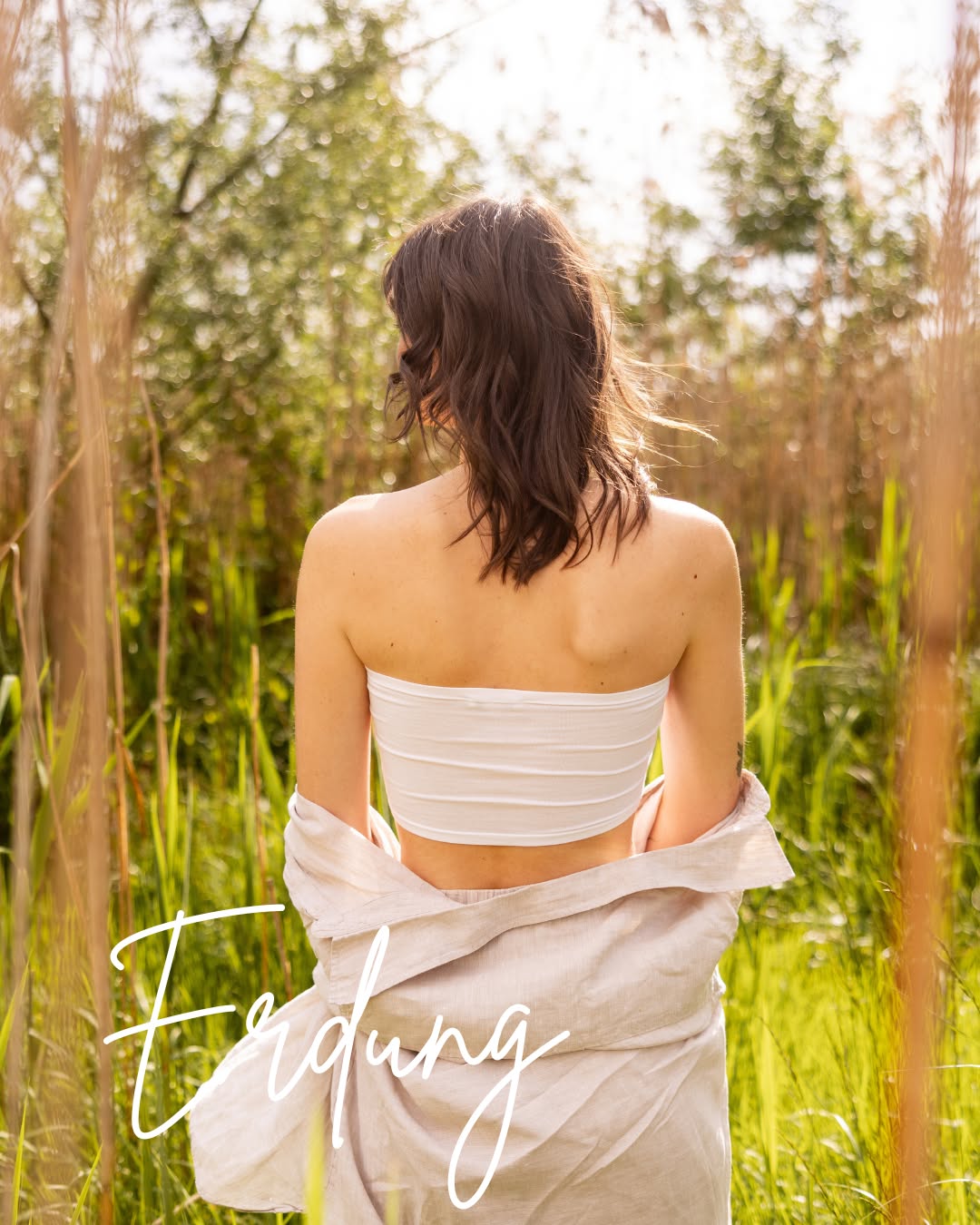 Erdung bedeutet,
den Boden wieder zu spüren.
Nicht höher zu wollen,
sondern tiefer zu sinken.
Yoga erinnert mich daran,
dass ich gehalten bin –
vom Atem, vom Körper, vom Moment.
Erdung ist kein Ziel.
Sie entsteht,
wenn ich aufhöre zu fliehen.