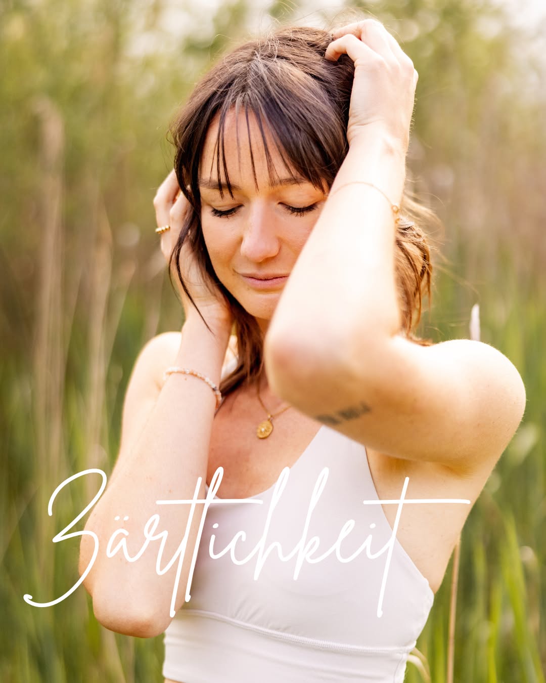 Zärtlichkeit bedeutet,
den eigenen Körper nicht zu formen,
sondern ihm zuzuhören.
Yoga ist für mich
eine Einladung,
mir selbst sanft zu begegnen.