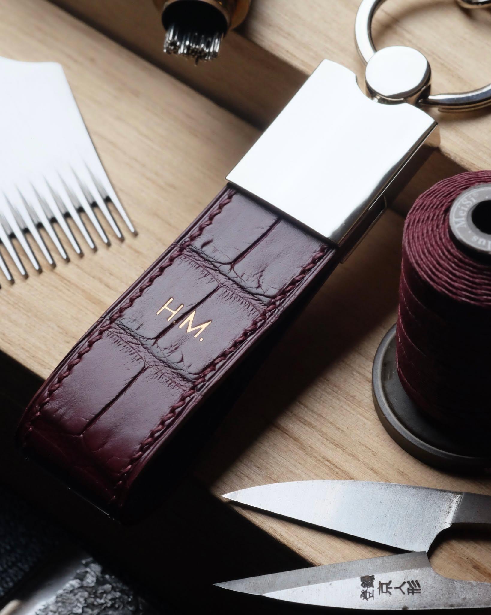 🇧🇪🖐🏻 Cousu main en Belgique
•
Porte-clés entièrement fait main et cousu main en cuir d’alligator bordeaux, doublure en cuir de chèvre bordeaux, fil de lin burgundy (couture S), peinture des bords bordeaux, initiales marquées à l’or véritable 22k et option mousqueton.
•
#atelierdecoster #decoster #artisan #handmade #handstiched #handmadeinbelgium #madeinbelgium
•
#handmadekeyring #bespokekeyring #customkeyring #handmadeleatherkeyring #handmadekeyholder #bespokekeyholder #customkeyholder #handmadeleatherkeyholder
•
#alligatorkeyring #alligatorkeyholder