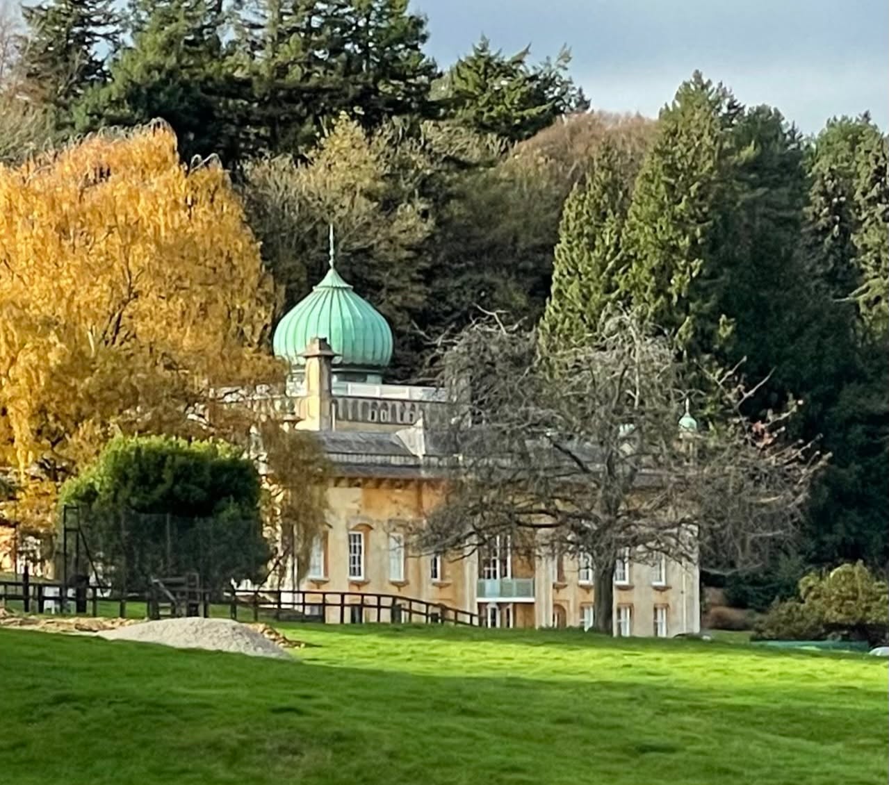 Sezincote is the essence of offbeat: an Indian Mogul-style domed palace in a Cotswold valley. Here its turquoise onion-shaped dome sits beautifully in the landscaped setting.
#offbeatcotswolds #bluebadgeguide #bluebadgeguides
#britainsbestguides #Cotswolds #thecotswolds
#inthecotswolds #cotswoldcountry #Cotswolds_Culture #lovethecotswolds
#sezincote #oniondome
#discoverthecotswolds #visitthecotswolds #discovercotswolds #cotswoldslife #cotswoldlife
#your_cotswolds
#cotswoldvillage #visitengland #englishvillage
#englishcountryside
#explore_britain_ #traveling_uk
#photosofengland #instabritain #europetravel