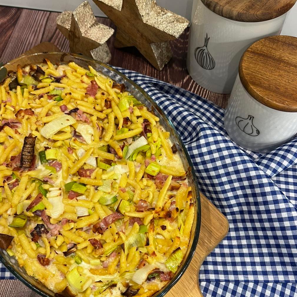 Spätzli Gratin à la Lorraine
Diese herzhaften Spätzle à la Lorraine vereint alles, was echte Wohlfühlküche ausmacht. Einfach in der Zubereitung und wunderbar sättigend, eignet sich dieses Gericht perfekt für gemütliche Abende mit Familie und Freunden - klassisch, bodenständig und köstlich.
Zutaten für 4 Personen:
650 g Spätzli fertig
100 g Schinkenwürfel
100 g Bratspeck, in Streifen
2 Lauchstangen
1 Zwiebel, gehackt
2 dl Rahm
1.5 dl Milch
2 Eier
150g g Gruyère, gerieben
Salz, Pfeffer, Muskatnuss
Zubereitung:
Die Lauchstangen längs halbieren und in feine Ringe schneiden.
Die Schinkenwürfel zusammen mit den Speckstreifen in einer Pfanne, ohne zusätzliches Öl knusprig anbraten.
Zwiebeln und Lauch dazu geben und 5-7 Minuten andünsten.
Spätzli mit der Lauch Mischung vermengen und in eine eingefettete Gratinform geben.
Den Backofen auf 180°C Ober-/Unterhitze vorheizen.
Für den Guss:
Rahm, Eier und Milch in einer Schüssel verquirlen.
Mit Salz, Pfeffer und Muskatnuss abschmecken und über die Spätzli giessen.
Den Käse darüber streuen und für ca. 25-30 Minuten in der Mitte des Ofens goldbraun gratinieren.
En Guete !
#thekitchenwitches #gratin #soulfoods
#food #cozyfood #feinschmecker #leckeressen #leckerschmecker #foodblogger #easycooking