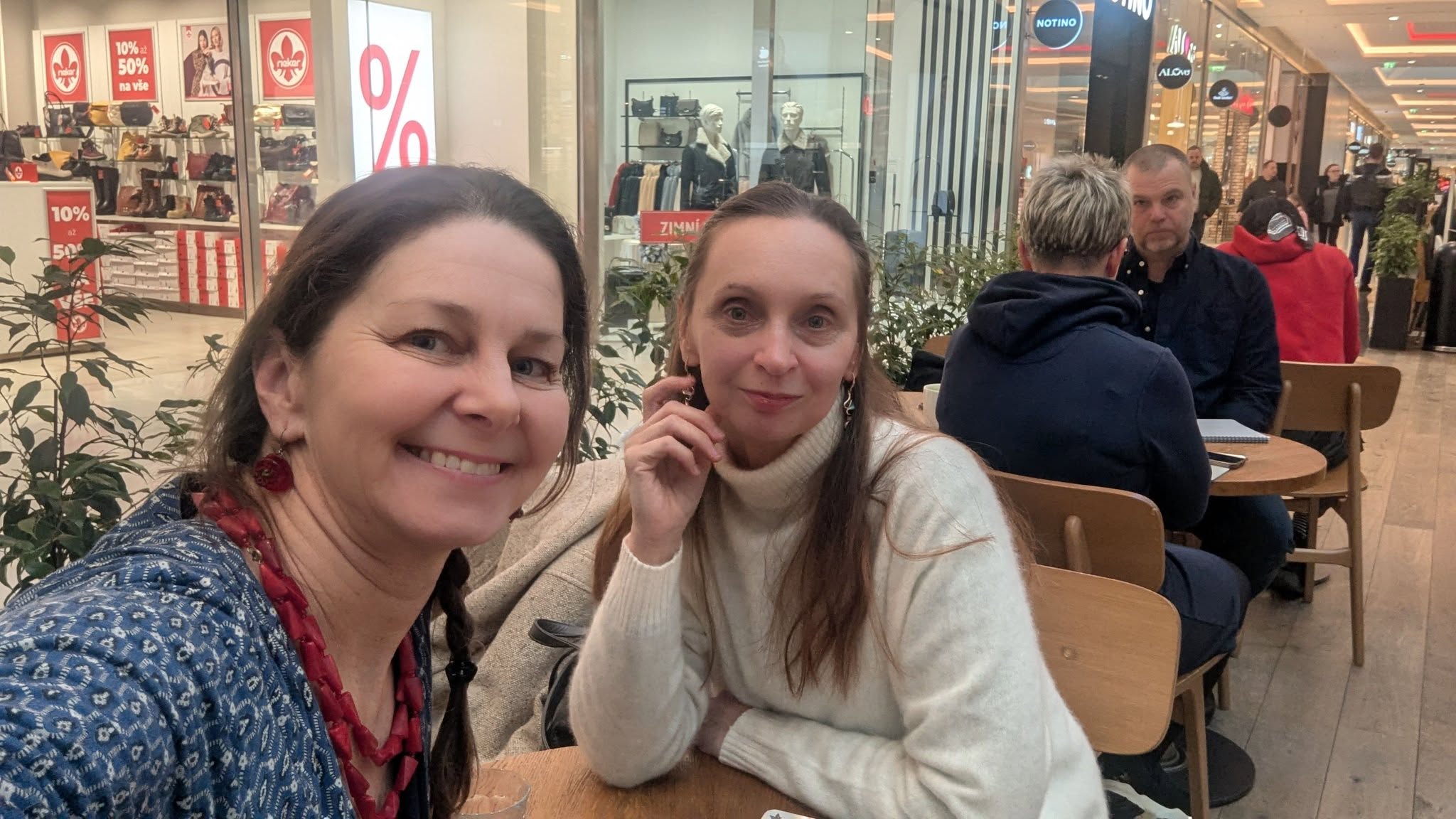 Jak vnímáte slovo autorita?
My se tématem ženské autority budeme zabývat na našem workshopu 10.2. 9-13 Praha 6.
Máte pocit, že už žádnou autoritu (doma, v práci) nemáte? Nebo si ji nechcete vynucovat?
To jsou fakt zajímavý témata. Jsem zvědavá, kam se diskusí posuneme.