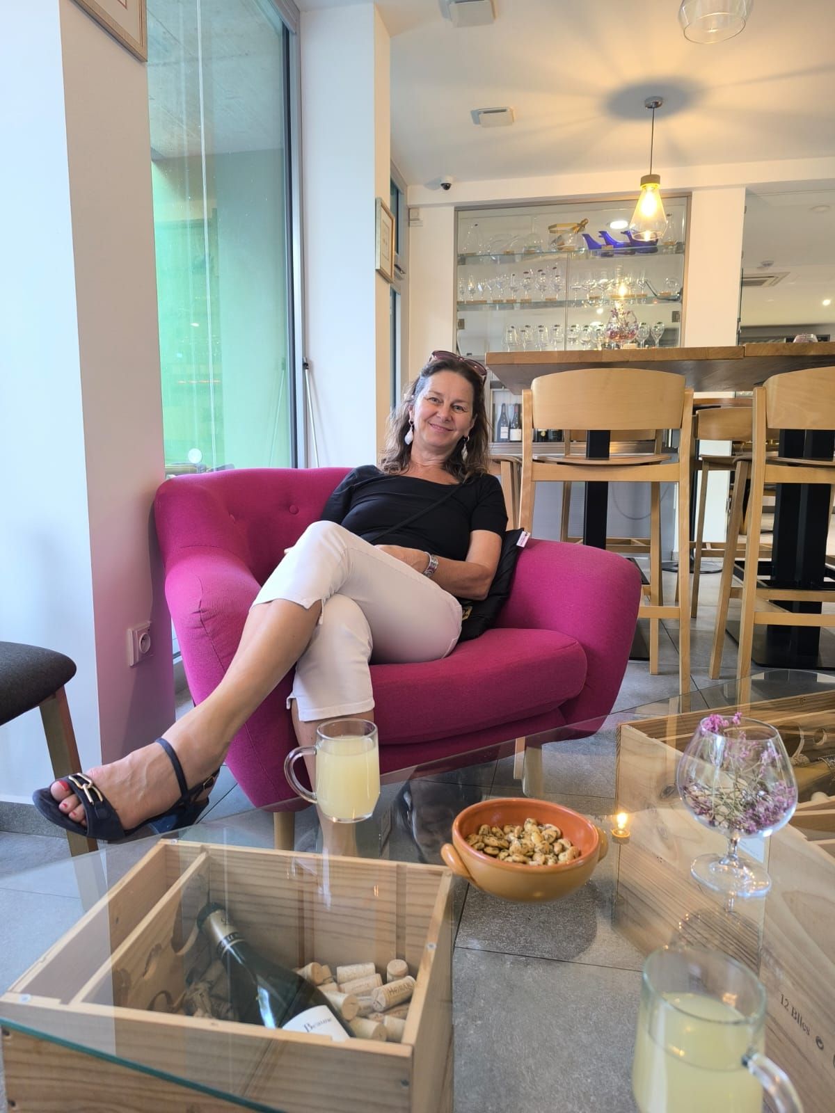 Takový den s ženskou esencí.
Na náš workshop VYLAĎ SI SVŮJ STYL jsem si nepozvala žádnou kadeřnici ani vizážistku.
Tato dvě profese nemám na akci úmyslně.
Sama mám v koupelně ty nejlepší myšlenky. Možná i tobě se to stává. Ráda bych toho využila.
Malovat se a pomáhat si s vlasy budem vzájemně. Budeme více aktivní. Buďme si během líčení a česání povídat. Nikdy nevíš, která věta bude pro tebe za pravá.
Na toto se můžete těšit již teď.
Zvu vás:
📅 Úterý 10. 2. 2026 | 9:00–13:00
📍 Vila Lanna, Praha 6
🔗 V komentáři
✔️ VYLAĎ SVŮJ STYL - stylistka + fotografka = profi foto