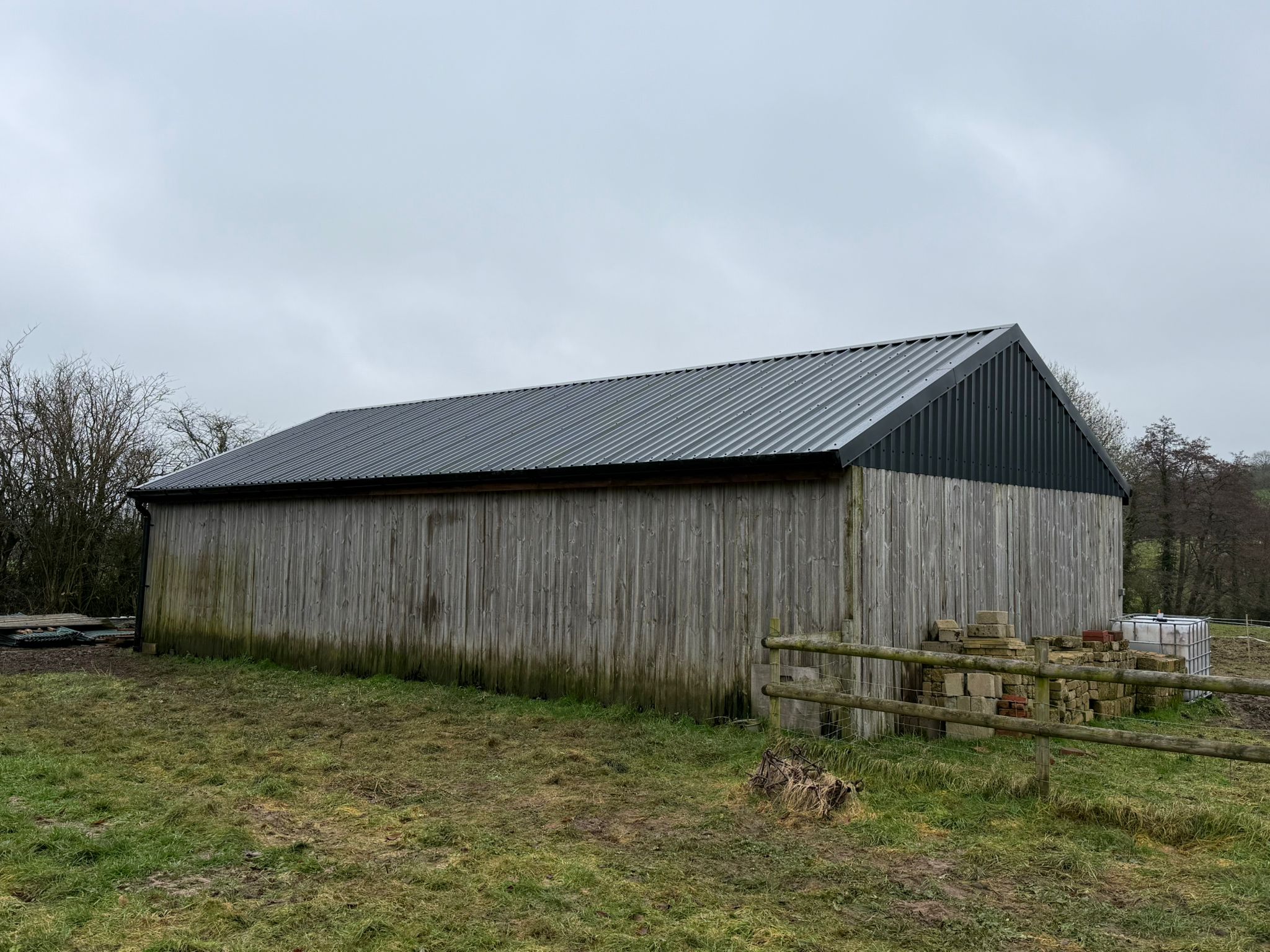 A job from this week..
Remove old Onduline roof.
Install new 32/1000 Box profile, PVC coated sheet, 0.7mm thick in
Anthracite with drip stop.
Install Translucent GRP roof light sheet, 32/1000 Box profile, 1.5mm thick.
Finishing off with installing 30 meters of guttering.
It's been a challenge working around the weather! Well done team HS!