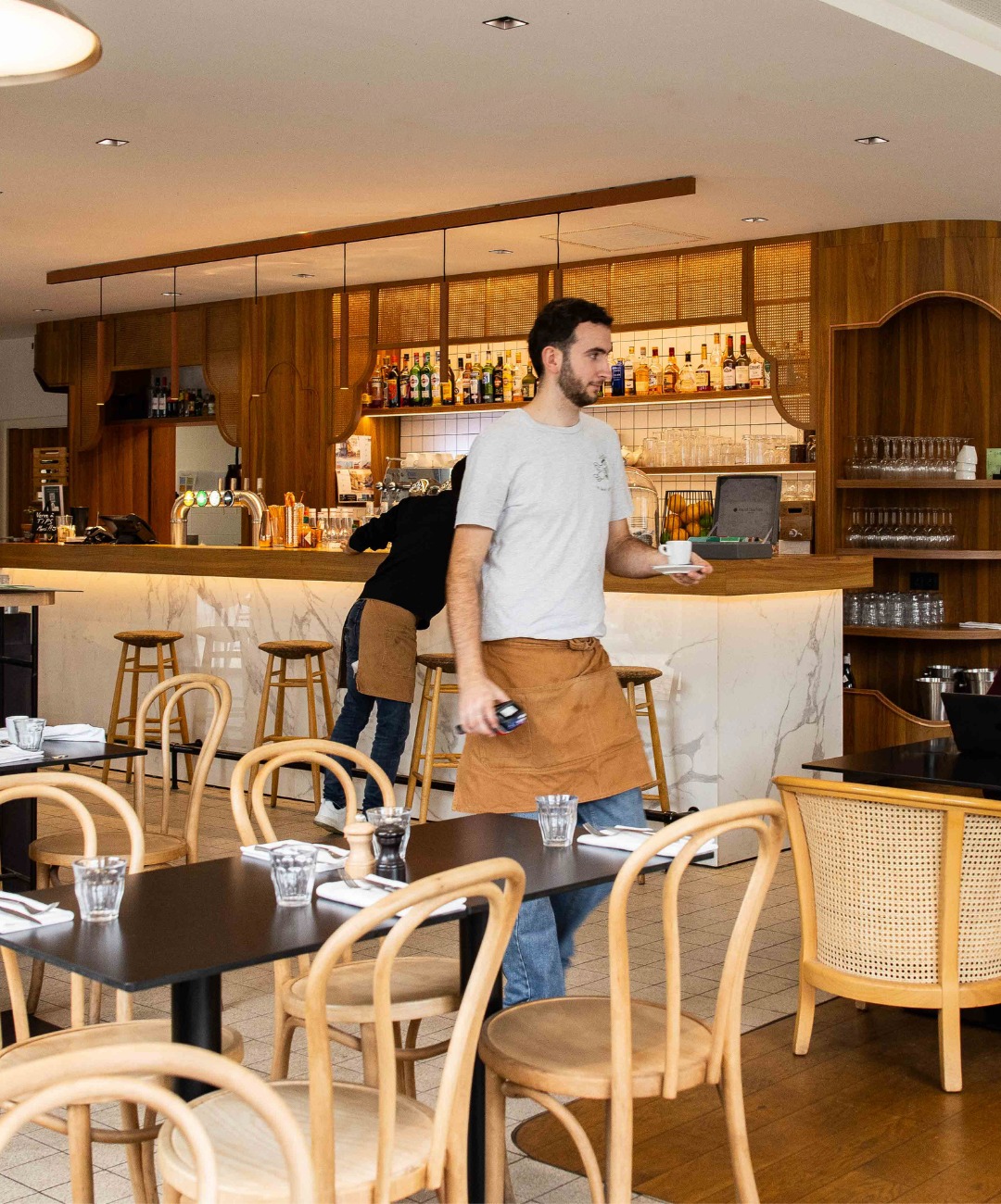 Aujourd’hui, on célèbre celles et ceux qui font battre le cœur du service ❤️
À l’occasion de la Journée internationale des serveurs et serveuses de bar, nous souhaitons dire un immense merci à l’équipe du restaurant Le Saint Jean.
Derrière chaque sourire, chaque attention et chaque moment partagé, il y a une équipe soudée, passionnée et engagée, qui œuvre chaque jour pour offrir une expérience chaleureuse et authentique à nos clients.
Au Mercure Hotel Bordeaux Centre Gare Atlantic, l’esprit d’équipe, le partage et l’humain sont au centre de tout.
Merci pour votre énergie, votre professionnalisme et votre bonne humeur au quotidien ✨🍽️
#JournéeInternationaleDesServeurs #LeSaintJean #EspritDEquipe #Passion