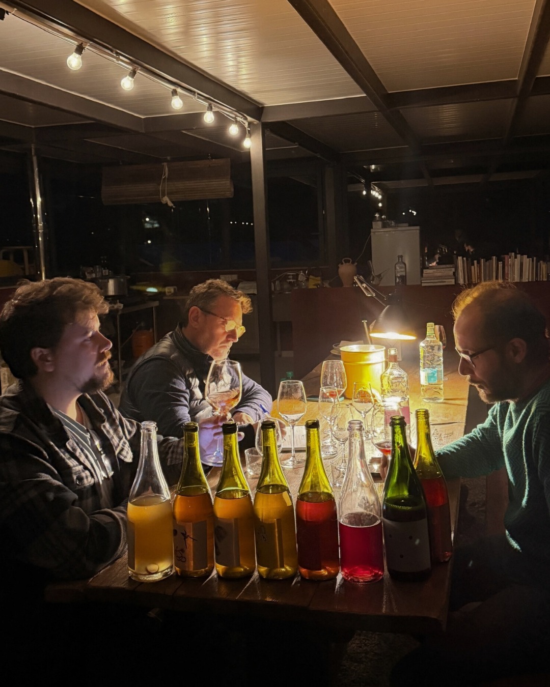 Jordi Esteve Xifra es el alma, viticultor y enólogo detrás de @rim.vinyesemporda 🍇🍷 un proyecto arraigado en Rabós d’Empordà (Alt Empordà, Cataluña) que nació en torno a 2013–2015 con la intención de recuperar viñas olvidadas. Nacido en Girona pero con profundas raíces empordanesas, Jordi regresó a su pueblo y se dedicó a trabajar con antiguas parcelas de garnacha, cariñena y otras variedades nativas en suelos pizarrosos, aplicando viticultura ecológica y mínima intervención tanto en el viñedo como en bodega para dejar que la expresión del terroir hable sin artificios.
Como parte del trabajo de nuestro equipo de Tierra, es fundamental conocer de primera mano los viñedos, el producto y a las personas que hacen realidad estos proyectos. Durante nuestra visita a RIM, tuvimos la oportunidad de conversar con Jordi sobre las novedades que vienen, aprendiendo directamente de él cómo combina tradición, técnica y respeto por el terroir para crear vinos únicos.
Cada proyecto que forma parte de Tierra ha sido seleccionado con el máximo cuidado, pensando en ofrecer a nuestros clientes vinos con identidad, autenticidad y calidad excepcionales.
👉¡Anímate a descubrirlo!