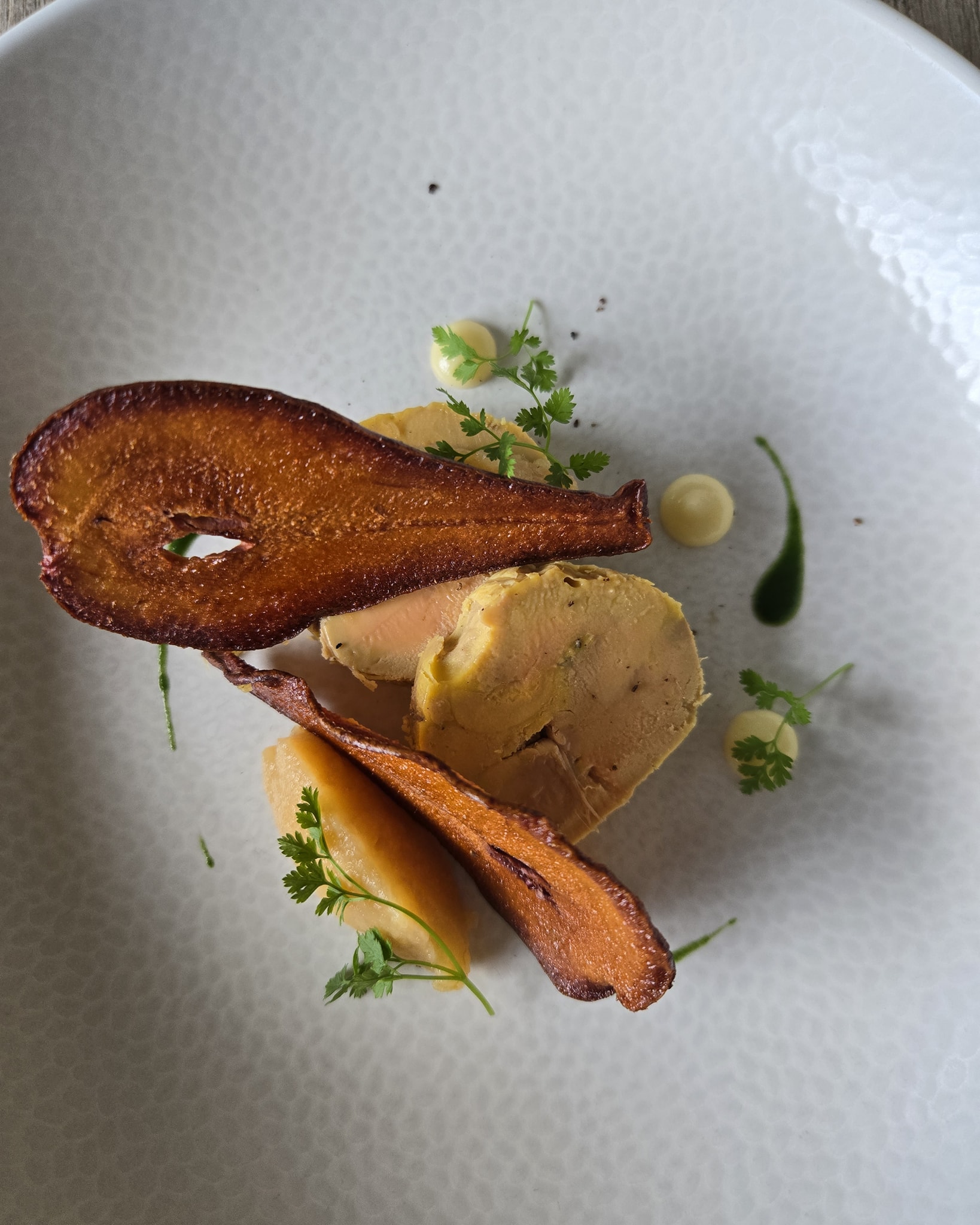 ✨ Foie gras au torchon, marmelade de coing & chips de poire ✨
À L’Envol, la tradition s’exprime avec finesse.
Le fondant délicat du foie gras au torchon rencontre la douceur subtile d’une marmelade de coing maison, relevée par la légèreté croustillante de chips de poire.
Une entrée élégante, équilibrée, pensée pour éveiller les sens et ouvrir le voyage gustatif.
—
