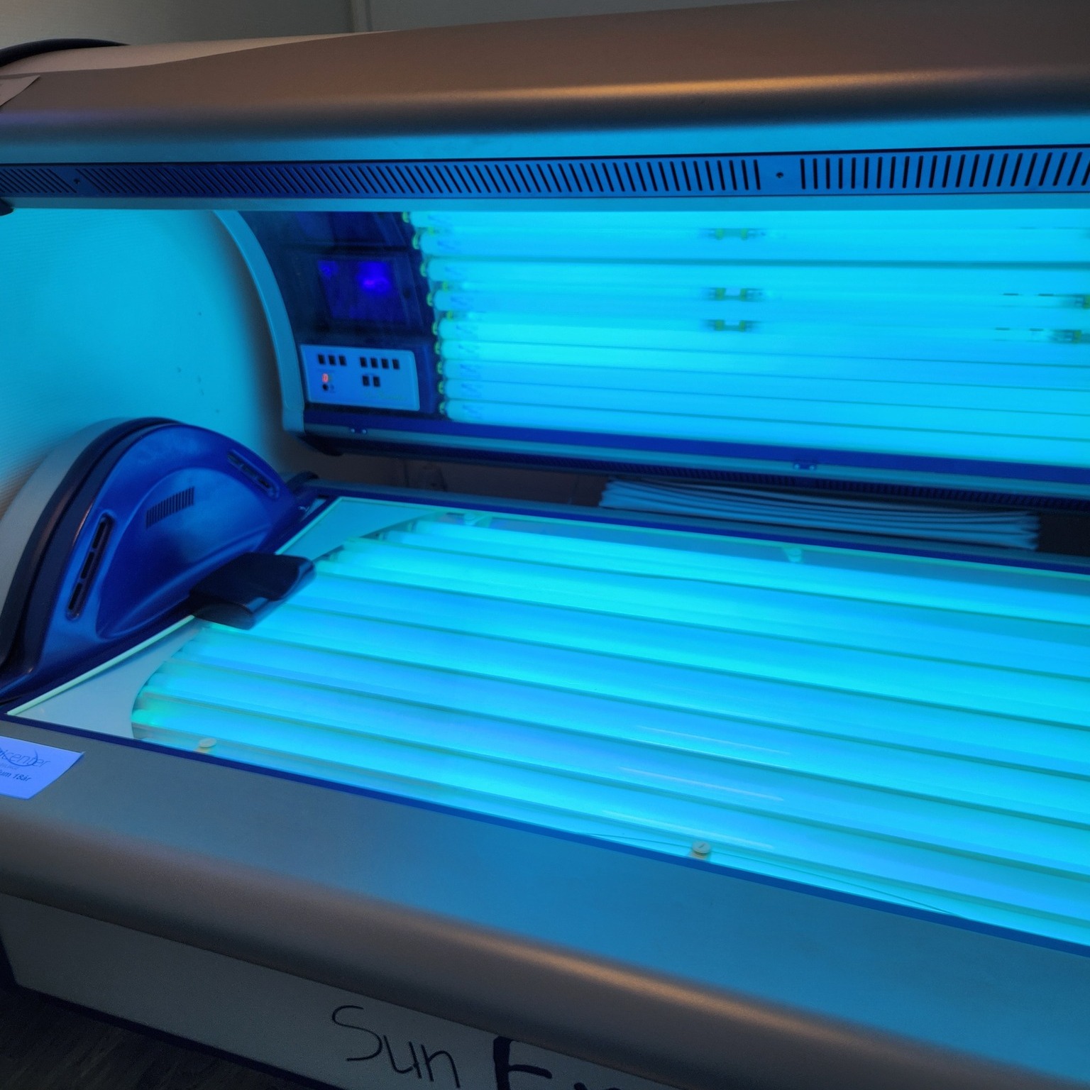 Jäkla kallt ute? Vi har lösningen! ☀️😎
När fingrarna fryser, bilen vägrar bli varm och Skåne levererar minusgrader deluxe…
👉 smit in i vårt solarium en stund.
Värme. Ljus. Lite som att lura kroppen att den är på semester.
Perfekt efter träningen – eller bara för att överleva vintern med humöret i behåll 💛