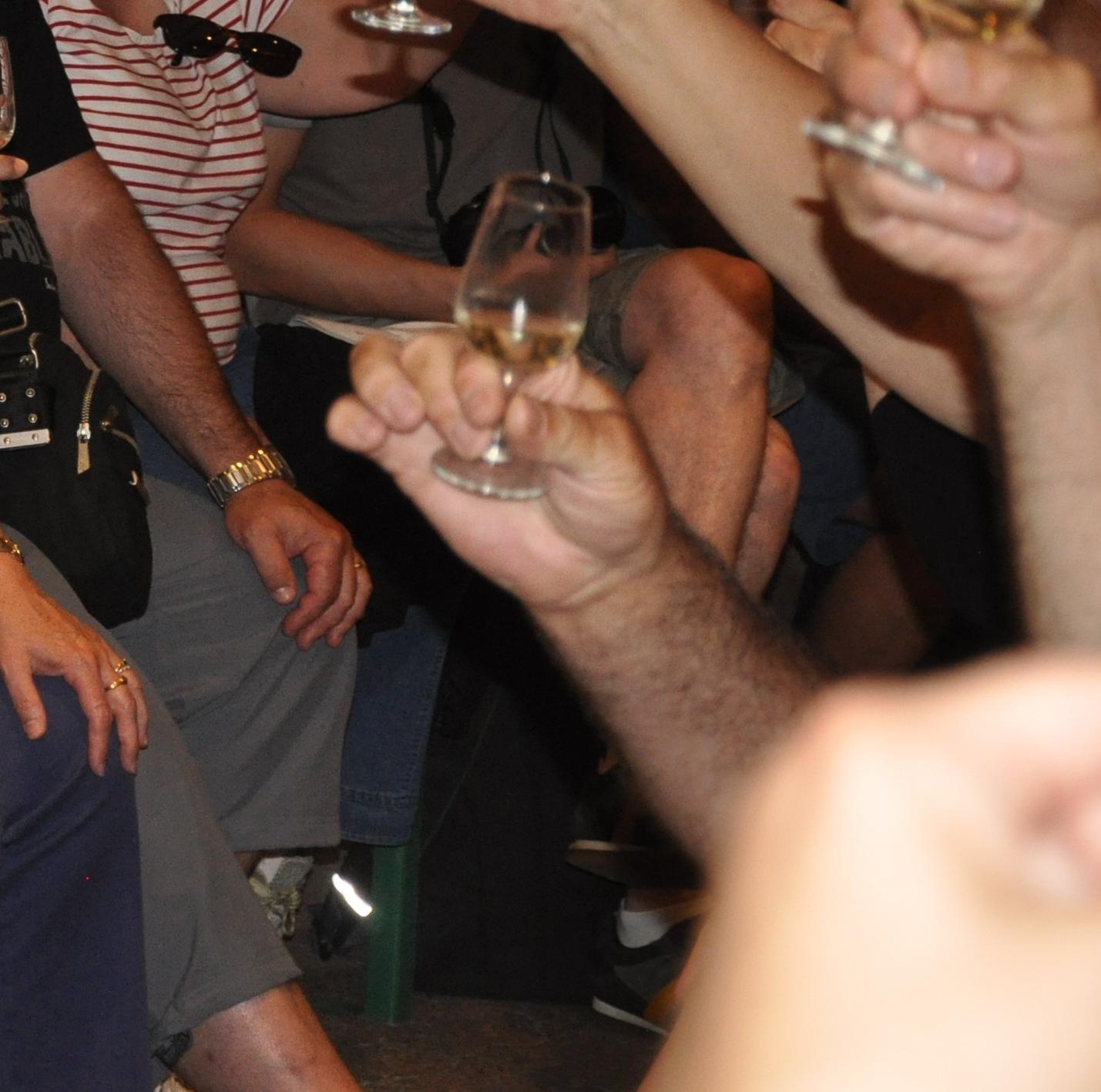 Un verre de vin blanc, ça vous tente ? 🍷✨ Qu'il soit frais et léger ou riche et complexe, un bon vin blanc est toujours un plaisir à savourer ! #vinsalsace #degustation #terroir #domainefamilial