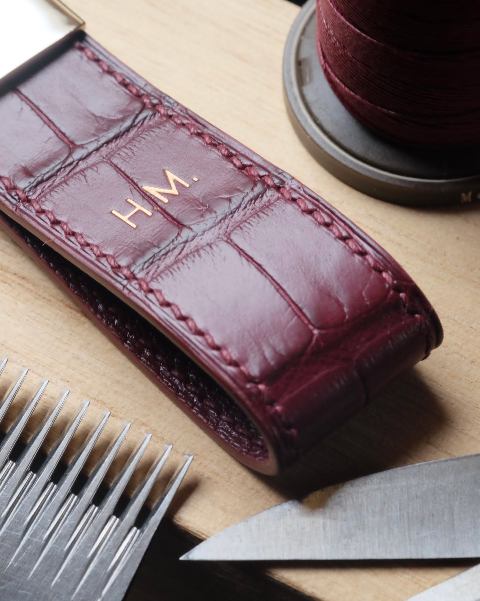 🇧🇪🖐🏻 Bespoke Key Holder
•
Porte-clés entièrement fait main et cousu main en cuir d’alligator bordeaux, doublure en cuir de chèvre bordeaux, fil de lin burgundy (couture S), peinture des bords bordeaux, initiales marquées à l’or véritable 22k et option mousqueton.
•
#atelierdecoster #decoster #artisan #handmade #handstiched #handmadeinbelgium #madeinbelgium
•
#handmadekeyring #bespokekeyring #customkeyring #handmadeleatherkeyring #handmadekeyholder #bespokekeyholder #customkeyholder #handmadeleatherkeyholder
•
#alligatorkeyring #alligatorkeyholder