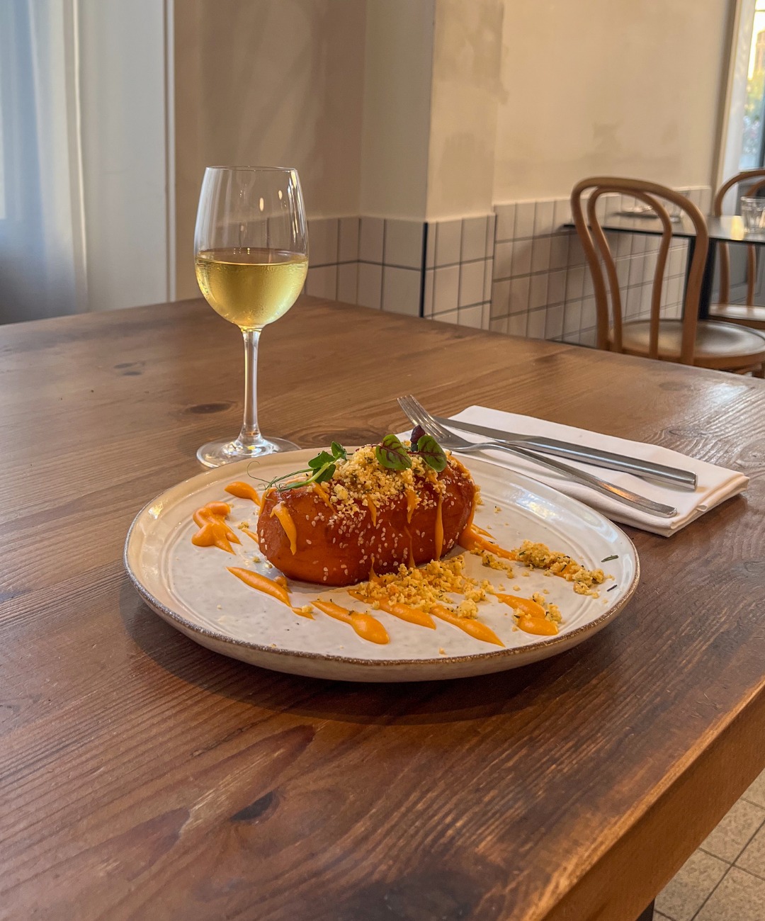 Nouvelle création au Saint Jean ! 🍠
Notre équipe est fière de vous présenter le Duo de Patates Douces : crémeux de patates douces au lait de coco, patates douces confites au paprika, sésame et soja, avec un délicieux crumble au romarin.