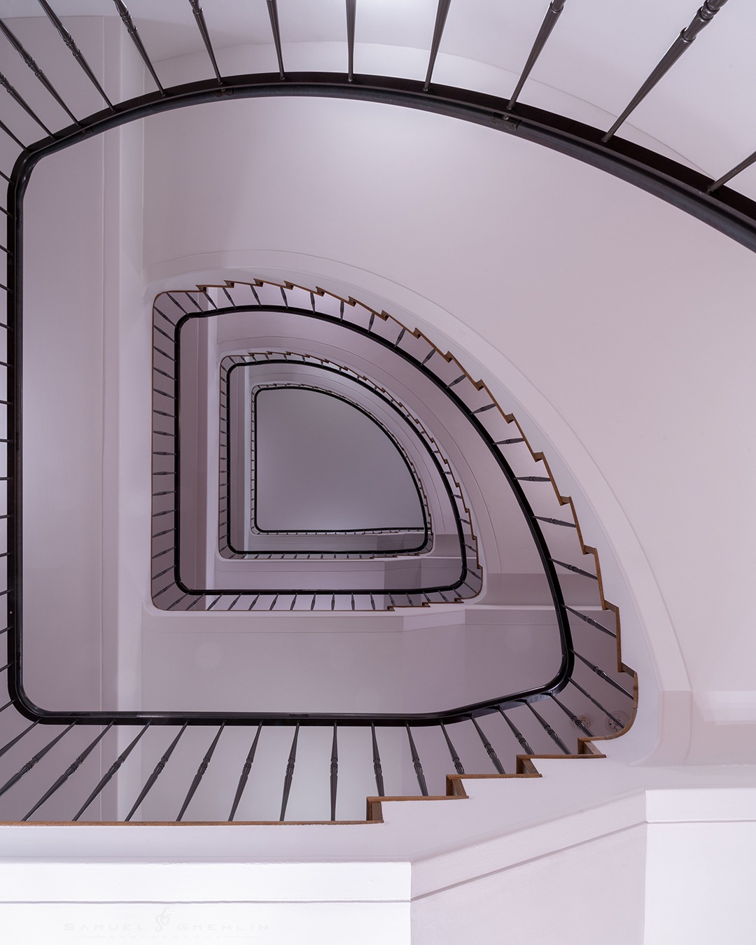 The White Arch
•
Ascending through elegance in Kobe's classy hotel, where a white canvas frames a geometric masterpiece, a quarter-circle of timeless design. ✨🏨
•
Swipe ➡️ for the print version!
•
@sonyalpha #sonyalpha7iii FE 24-105mm f/4 G OSS SEL24105G
•
ISO 100 | f/22 | 20s
•
#architectureporn #architecturelover #geometry #geometrygrammer #architecturedesign #architecturedaily #architecture_hunter #staircase #staircasedesign #staircasefriday #staircaseporn #spiralstaircase