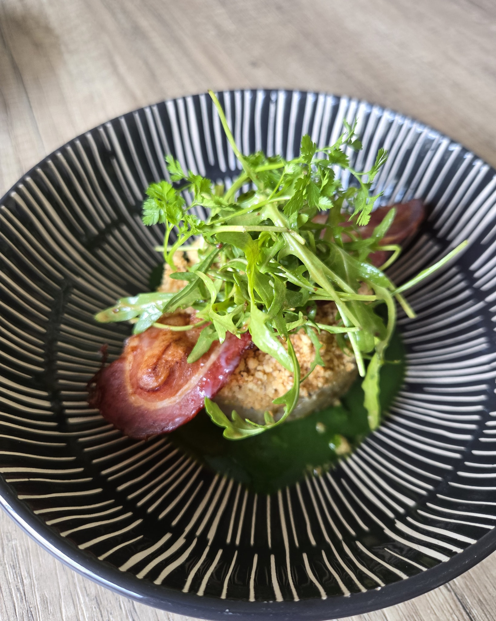 🌿 Crumble d’endive & lard séché, coulis d’épinard 🌿
À L’Envol, les saveurs végétales s’expriment avec caractère.
La légère amertume de l’endive, fondante et délicatement braisée…
Le lard séché apporte profondeur et gourmandise, tandis que le crumble vient offrir une touche croustillante irrésistible.
Un coulis d’épinard intense et velouté lie l’ensemble avec fraîcheur.
Une assiette contrastée, entre douceur, amertume et texture.
—
📍 Thouaré-sur-Loire
🍷 À découvrir à la carte
#LEnvol #ThouaréSurLoire #CuisineFrançaise #GastronomieLocale #CuisineDeSaison LoireAtlantique FoodArt