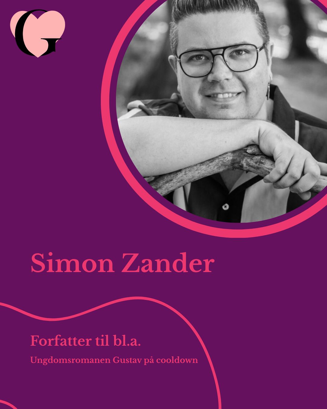 Forfatteren Simon Zander vender tilbage til GUNST.
Han udkom i efteråret 2021 med sin debutroman ‘Inden det blå lys falmer’.
Han har altid drømt om at skrive, siden han læste om troldmandsskoler og drager som barn. En pandemi gav ham skubbet til at gå i gang.
Simon er en aktiv del af bevægelsen Dansk Fantasy, og han brænder for at skrive inden for de fantastiske genrer, samt at skrive inkluderende bøger, hvor især queer-personer bliver repræsenteret.