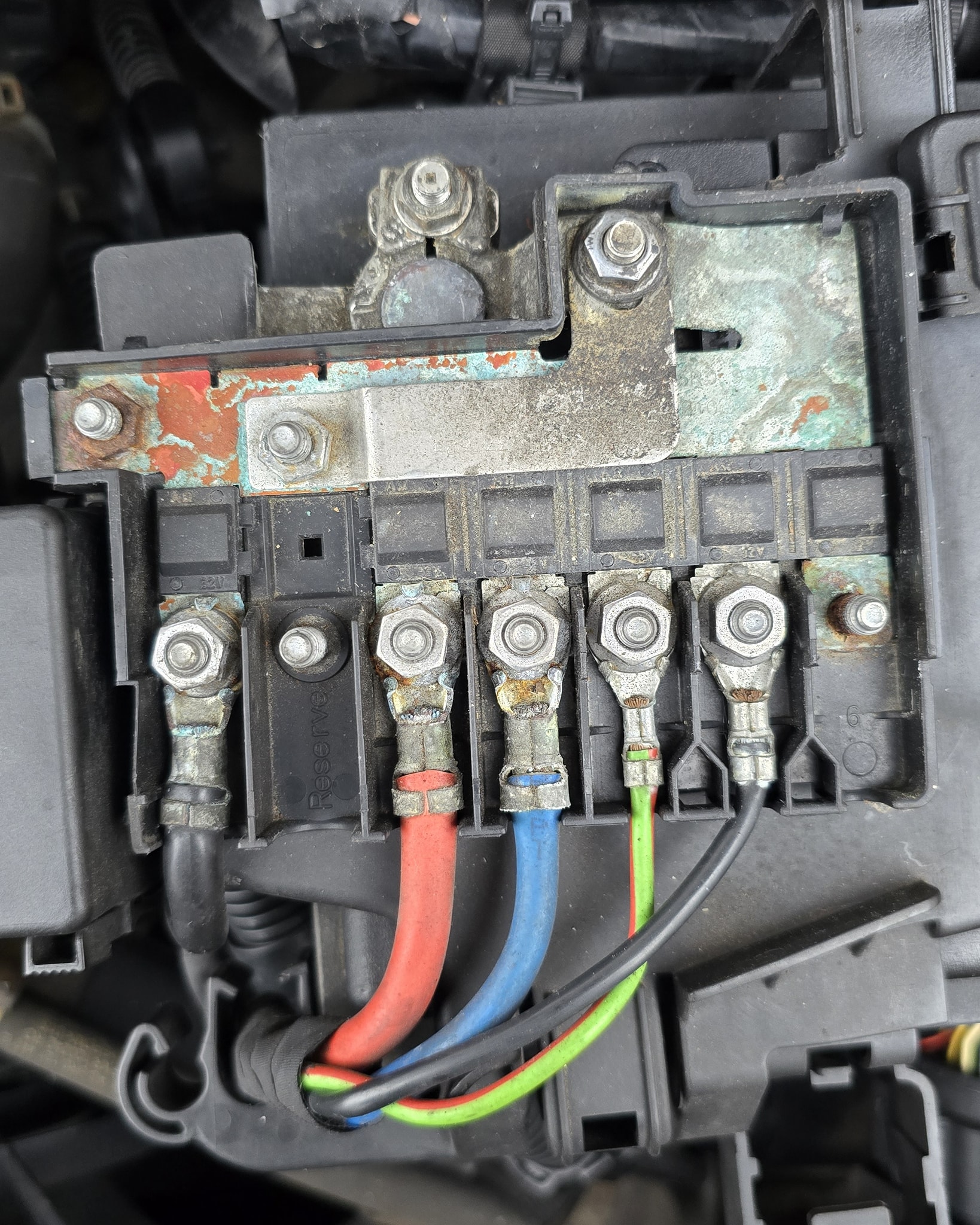 VW Polo with an intermittent starting fault. Battery replaced as per customers request. Fuse box on top of the battery cleaned up. However, a new unit has been recommended since the far left terminal isn't looking too healthy. 😬
#VW #VWpolo #Petrol #VartaBattery #CarBattery #MobileMechanic #Gorleston