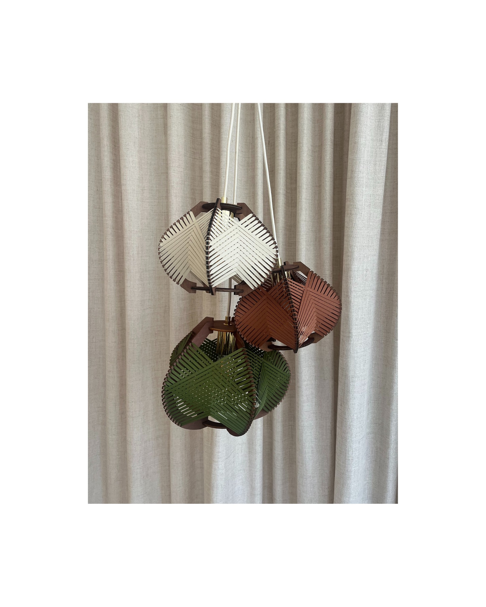 Découvrez Sora & Corolle 💡
7 formats et 42 déclinaisons colorées pour illuminer tous vos espaces
👉 Rendez-vous sur www.studionumerote.com (lien dans la bio)
#designauthentique #artisanatcontemporain
#designenbois
#luminairebois #objetdartisanat #creationfrancaise
#interieursensibles #designintemporel #artetdesign
#madeinfrance🇫🇷