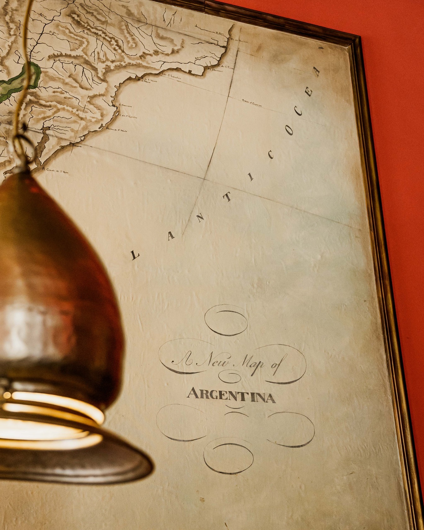 Argentína egyik legfontosabb „hajós” különlegessége a Río de la Plata, amely a világ egyik legszélesebb tölcsértorkolata – egyes szakaszain olyan széles, hogy a túlpart szinte nem is látszik. 🚢 Buenos Aires kikötője már a 19–20. század fordulóján kulcsszerepet játszott: milliók érkeztek ide hajóval Európából, főként olasz és spanyol bevándorlók, akik alapjaiban formálták az ország kultúráját, gasztronómiáját és városképét. 🙏
📍 1053 Budapest, Vámház Krt 6.
🕒 Hétfő–Vasárnap: 12:00-23:00
☎️ +36 (1) 411 1750
📧 info@steak.hu
👉 https://www.steak.hu/
#pampasbudapest #steakhouse