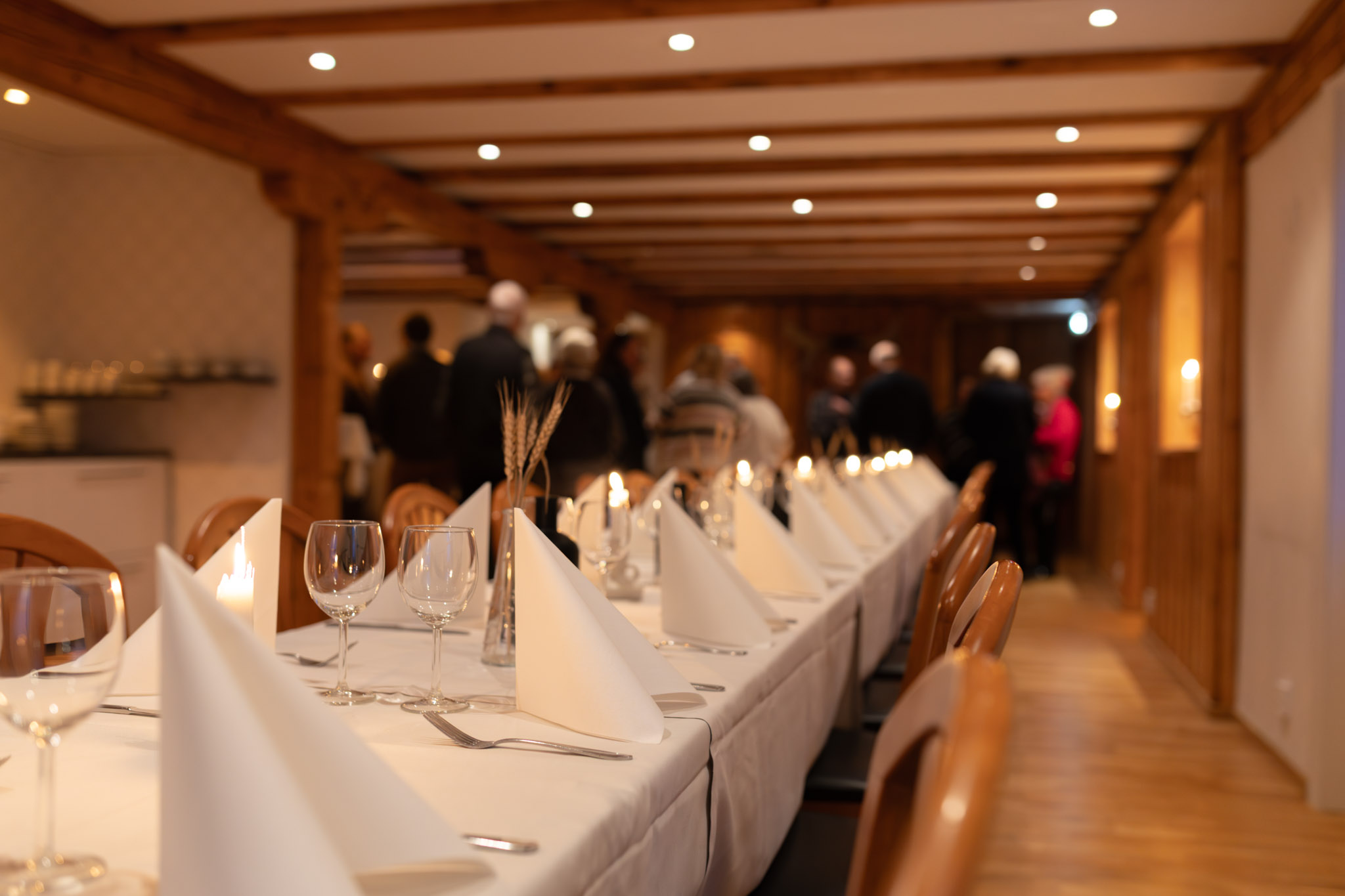 Alla firanden behöver inte vara stora. Men de förtjänar att kännas speciella. 🤩🤍
Hos oss får ni en färdig lösning för kalas och middagar, där ni slipper stressen och istället kan fokusera på gästerna och umgänget. 🙌
Skicka en förfrågan - vi hjälper er vidare. 📩
info@hensbackahotell.se
www.hensbackahotell.se