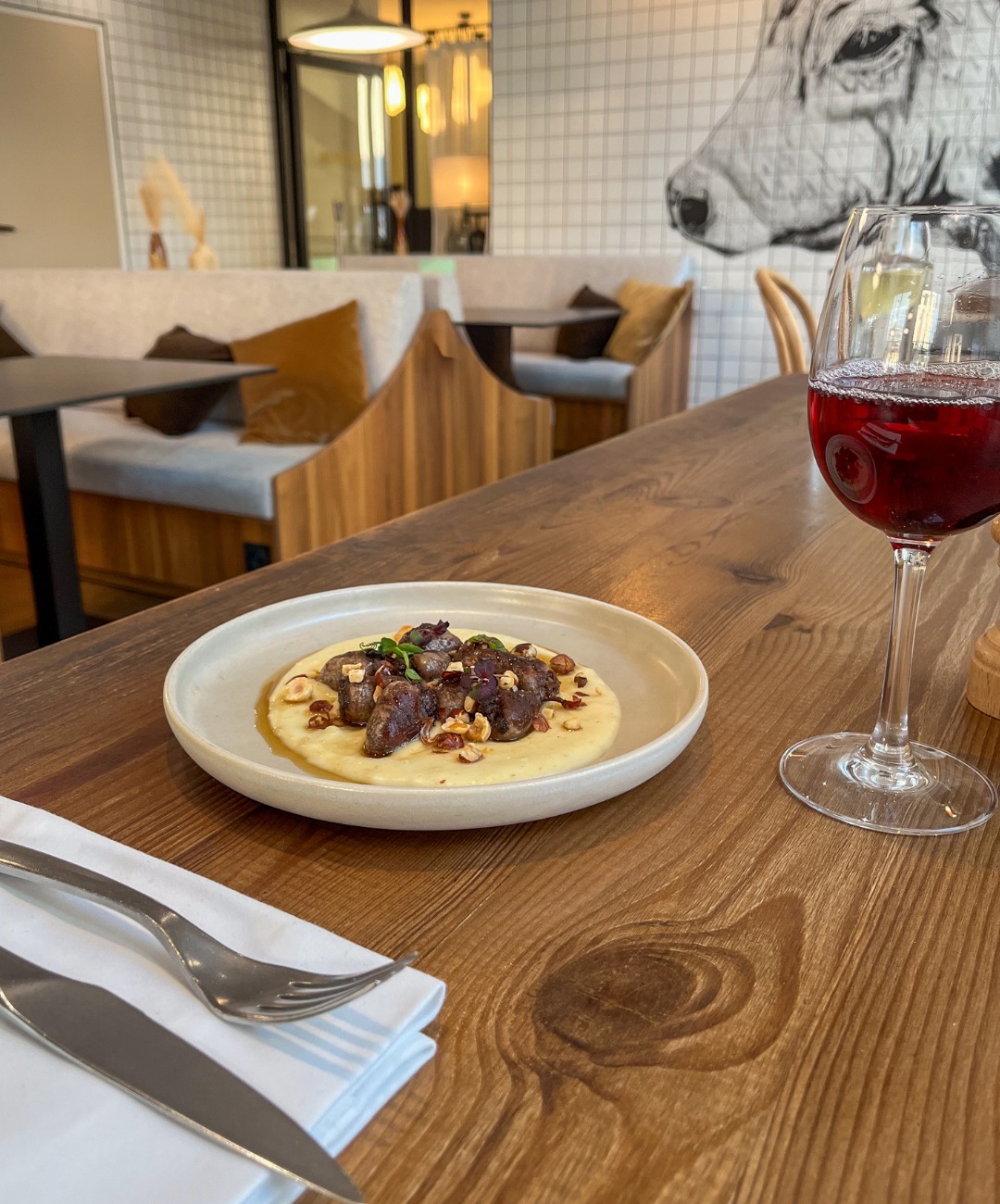 Nouvelle entrée au Saint Jean ! 🍽️
Notre équipe est fière de vous présenter les cœurs de canard poêlés, accompagnés d’une crème de panais, de noisettes torréfiées et d’une réduction xérès et miel. 🥂✨
Chaque plat que nous servons reflète le travail et la passion de notre brigade, qui met tout son savoir-faire pour créer des saveurs uniques et gourmandes.
Venez découvrir le talent de notre équipe à chaque bouchée ! 👩🍳👨🍳
#CoeursDeCanard #CuisineCréative #FoodLovers #Gastronomie #InstaFood