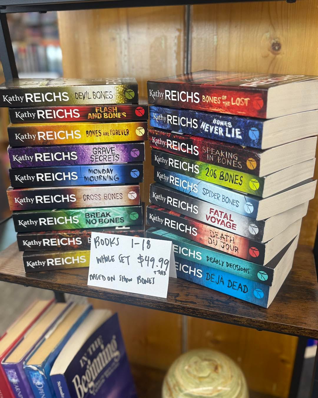 Kathy Reichs’s Temperance Brennan (Bones) series = smart, chilling, unflinching forensic thrillers. If you love complex, brilliant protagonists, pulse‑pounding crime scenes, and science that actually matters to the plot, these books deliver. Sharp forensic detail, moral grit, and addictive pacing — perfect for binge‑reading or pairing with the TV show. Start with Déjà Dead and get ready to be obsessed. #KathyReichs #TemperanceBrennan #CrimeFiction #ForensicThriller