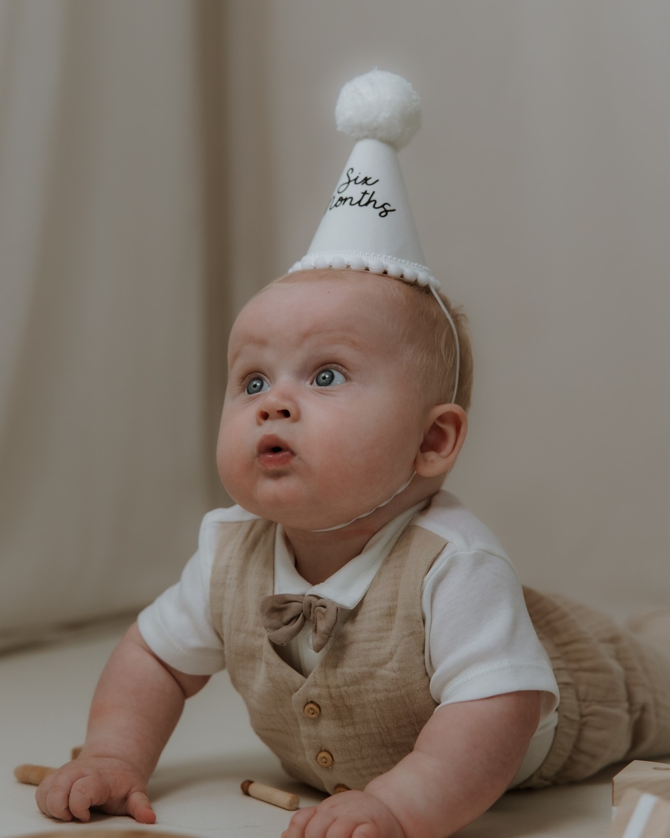 Six-month sessions are becoming quite the thing these days, aren’t they? I honestly wish I’d known about them when Lola was younger.
That in-between stage is pure magic. The gummy smiles, the wobbly sitting, the weaning and favourite foods, the big personality starting to shine through… it’s such a gorgeous age to capture.
I recently did a session that included weaning moments and a bit of bath tub fun, and it was the sweetest mix of real life and playful memories. And that’s the best part, there’s so much we can do to make your session feel really special and personal to you.
We can go all in with a theme, bring in little routines you love, add some messy fun… or keep it simple with a timeless neutral set-up.
Either way, it’s all about capturing your baby exactly as they are right now.
Book your photography session via the link in my bio.
#HastingsMums #weaningphotoshoot #6months #hastingsfamilyphotographer