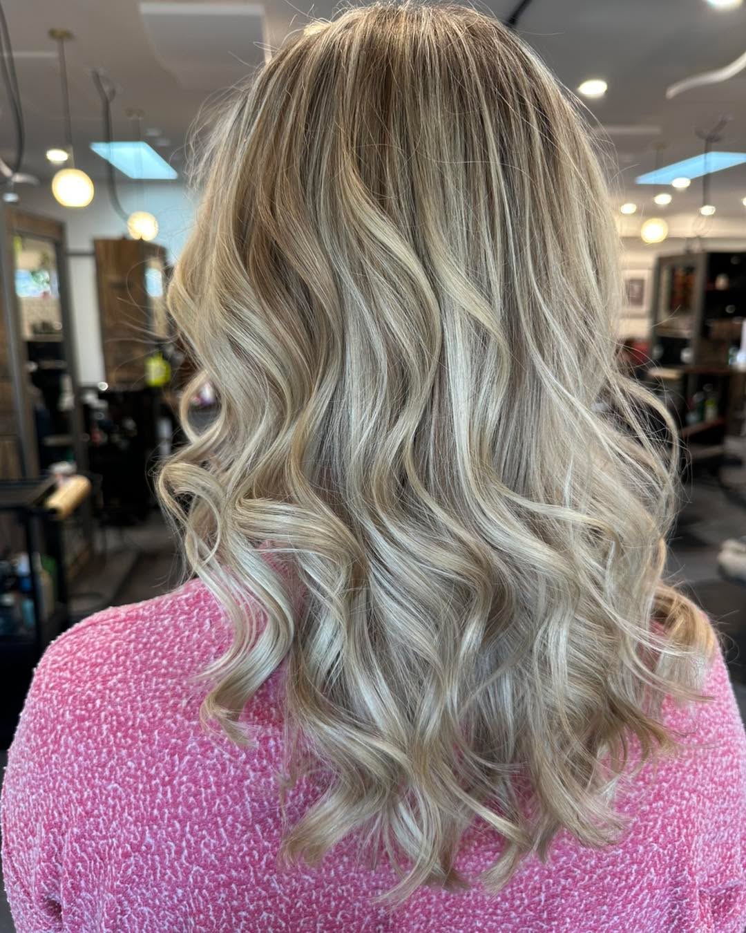 Dimensional blonde 😍
Hair by @julia_hair.artist
•
•
•
#dimensionalblonde #vahairstylist #blonde #salontherapy #vahairsalon