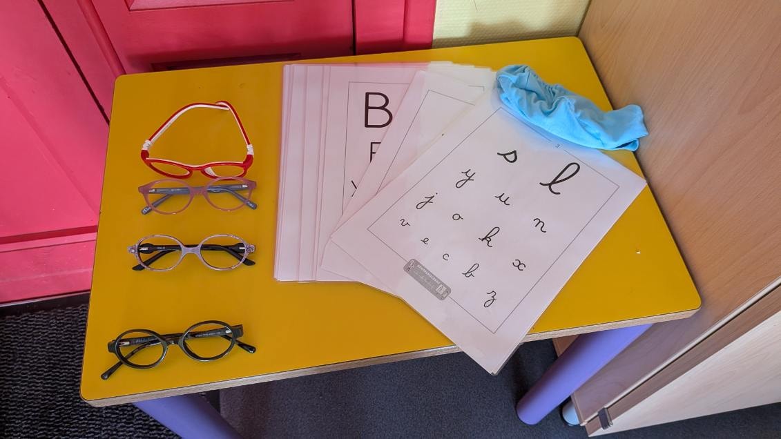 Créer un coin ophtalmo dans sa classe de grande section pour aider l'apprentissage des lettres de façon ludique, c'est la super idée qu'a eu une de nos clientes.
C'est pourquoi elle nous a sollicité pour un don de quelques lunettes enfants sans correction qui n'avaient pas trouvé de porteur.
Nous sommes ravis d'avoir pu contribuer à ce projet qui permet d'apprendre en jouant mais aussi de se familiariser avec les lunettes et dédramatiser un éventuel futur passage chez un ophtalmologiste.
Bravo à elle!
#specialisteenfant #lunettesenfants #apprentissageludique #ecolematernelle #mornant #opticienindépendant
