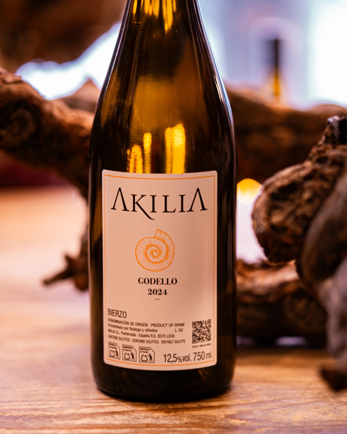 Un blanco imprescindible para los amantes de la Godello y del vino con origen.
Una expresión fiel y sofisticada de la variedad, fruto de viñedos viejos plantados en pequeñas parcelas como Valdesacia y Fontairo, sobre suelos franco-arenosos con presencia de cuarcitas y pizarras.
La vendimia es manual y meticulosa, seleccionando racimos en su punto óptimo de madurez, y la vinificación combina fermentación en depósitos de acero con una crianza sobre lías finas durante aproximadamente cinco meses, de los cuales una parte transcurre en barrica francesa usada de 228 L, lo que confiere complejidad y volumen sin sacrificar frescura varietal.
El resultado es un vino de perfil seco, acidez viva, amplitud aromática y textura elegante, en el que se equilibran notas de fruta blanca y cítricos, con un fondo mineral y un final persistente.
🍷 AKILIA GODELLO 2024
🌿 D.O. BIERZO