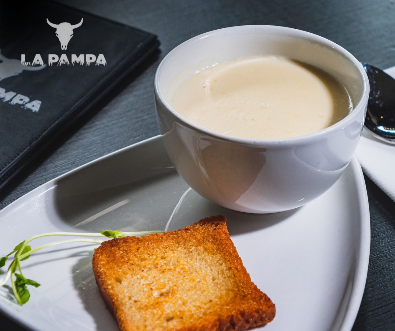 Fokhagymakrémleves libazsírban sült kenyérrel 🥣🧄
Tökéletes indítás, mert meleg, selymes és finoman felébreszti az ízlelőbimbókat.
A fokhagyma krémes formában mély, mégis szelíd ízt ad, a libazsírban sült kenyér pedig ropogós kontrasztot és telt aromát hoz mellé.
Nem nehéz, nem telít el, mégis határozott karaktert ad az étkezés elején.
📍 Budapest, Bajcsy-Zsilinszky út 23
𝗔𝘀𝘇𝘁𝗮𝗹𝗳𝗼𝗴𝗹𝗮𝗹𝗮́𝘀:
👉🏻 https://www.lapampa.hu/asztalfoglal%C3%A1s
#lapampabudapest #steakandwine #gasztroélmény #boréssteak
#mutimiteszel #premiumélmény #steakhungary #steakhouseexperience