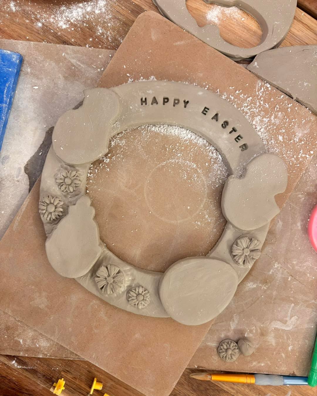 TONIGHT 🌿✨
We’ve got a couple of last minute spaces for our Adults Easter/Spring Clay Wreath Workshop this evening 7–9pm and it’s such a lovely one if you fancy a calm, mindful creative night 🫶
You’ll create your own clay wreath design from scratch – go Easter themed or spring florals, add little eggs, chicks, flowers, textures, and even use letter stamps to personalise it… honestly you can let your creativity run wild 🤍🐣🌸
Your ticket includes:
✨ A guided clay workshop
🎨 A return visit in a few weeks to paint your finished piece
🥂 A drink included
Very limited spaces left – book online now before it sells out! 👀🤍
https://www.happyglazepottery.co.uk/events/clay-easter-wreath-workshop
#happyglazepottery #clayworkshop #claywreath #springcrafts #eastercrafts #creativeevening #thingstododevon #tiverton #potteryworkshop #mindfulmaking #creativeescape