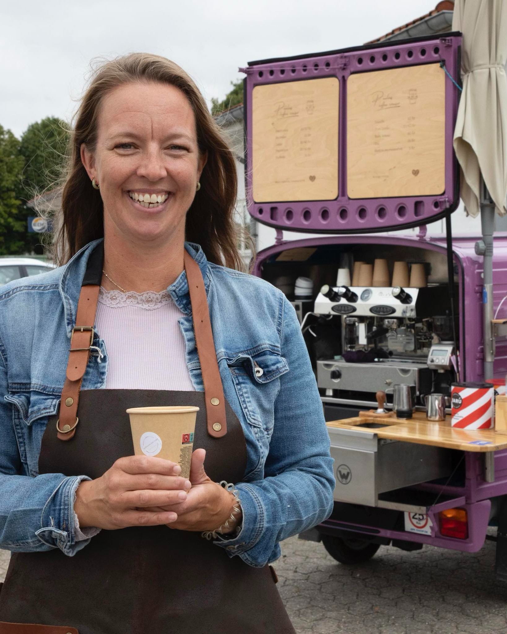 Igen i år, kan I møde søde Maria der har Paulins Kaffevogn. Hun stiller op med sin lilla kaffe-tuk tuk.
Den var godt besøgt sidste år, og især hendes iskaffe blev en mega-sællert.
I år vil hun stå i modsatte ende lige ved lounge området og sørger for et koffein indskud eller to.
Drikker du te, kaffe eller kakao?