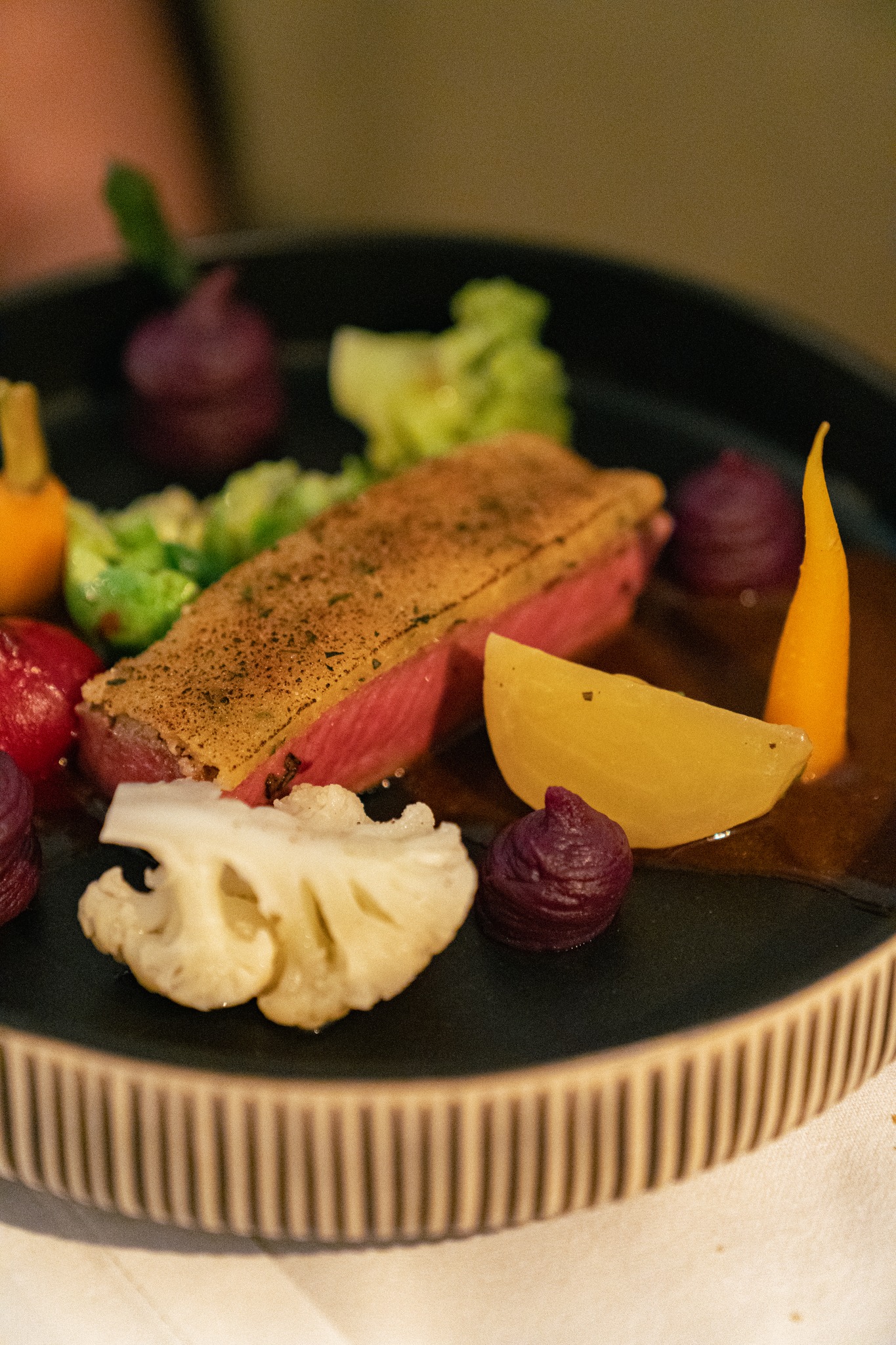 Es sind die kleinen Dinge, die hängen bleiben – ein Lächeln über den Tisch, ein stilles Nicken, das Gefühl, genau richtig zu sein, ohne etwas erklären zu müssen.
Bei ef16 entstehen Abende nicht nach Plan, sondern ganz von selbst.
#Leidenschaft #weinbar #gartenlokal #ViennaEats #viennafoodie #EF16Vienna #restaurantvienna #ViennaFoodie