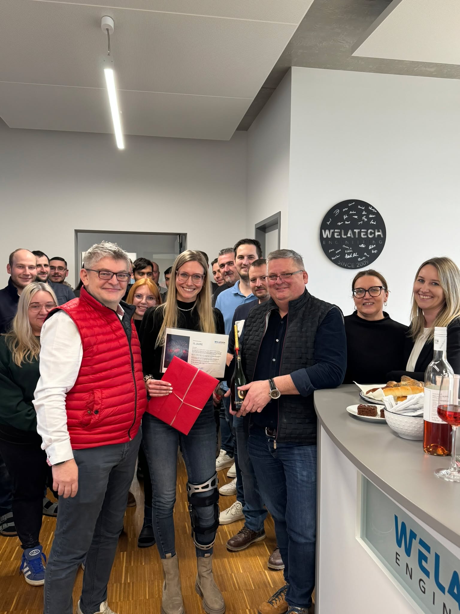 🎉 Mit großer Freude gratulieren wir Jennifer herzlich zu ihrem 15-jährigen Firmenjubiläum! 🎉
Seit 15 Jahren bringt sie sich mit 💪 Engagement, 🎓 Fachkompetenz und 🤝 Teamgeist ein und leistet damit einen wichtigen Beitrag zum Erfolg unseres Unternehmens. Darüber hinaus hat sie unser Team maßgeblich geprägt und den Zusammenhalt nachhaltig gestärkt.
Als Zeichen unserer Anerkennung und unseres Dankes für ihre langjährige Loyalität wurde ihr ein 💆♀️✨ Wellness-Gutschein überreicht.
🌟 Herzlichen Glückwunsch zu diesem besonderen Jubiläum! 🌟
Wir sind sehr stolz, dich als festen Bestandteil unserer Unternehmensfamilie zu wissen.