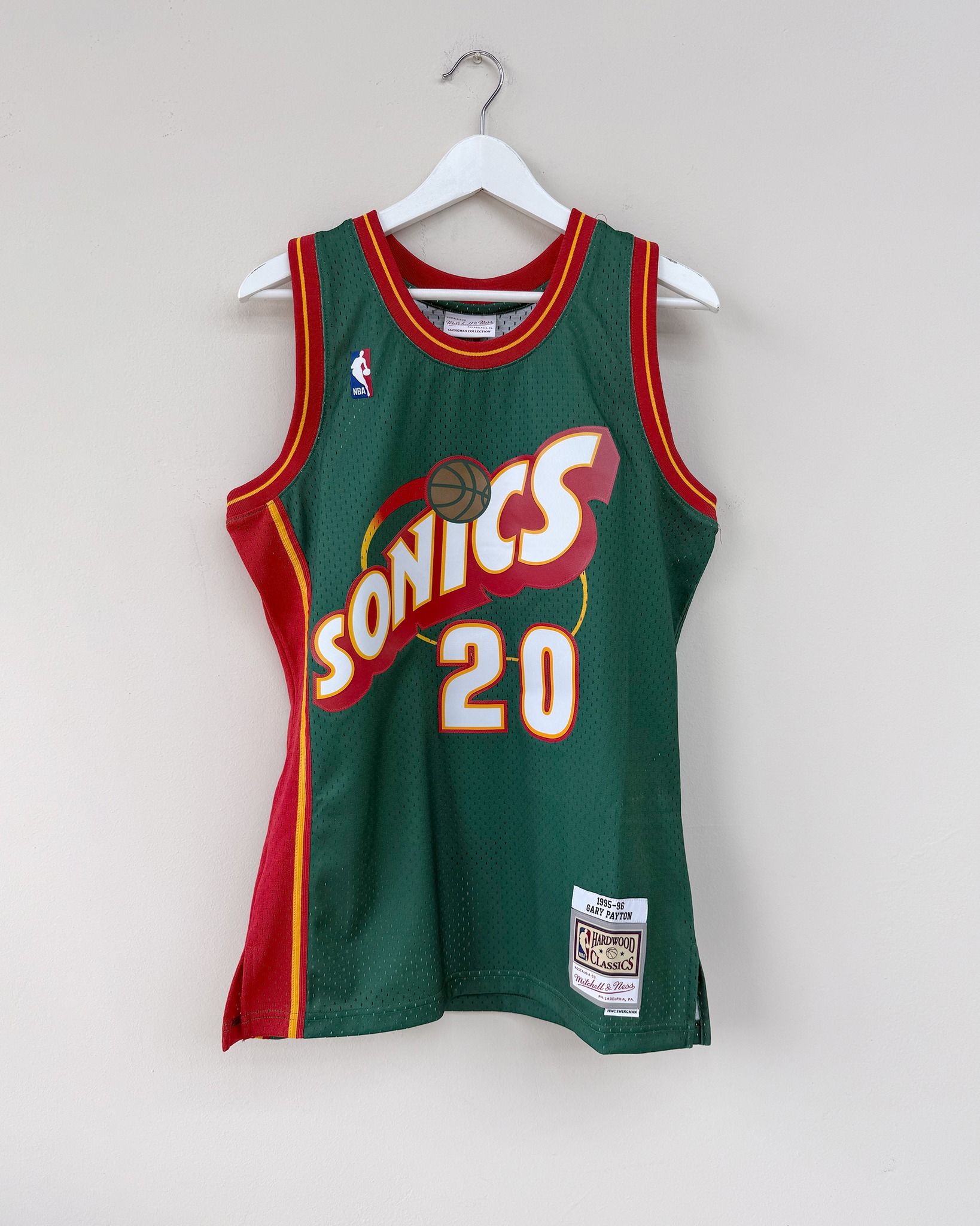 NBA anni ’90. Stile leggendario.
In vendita Mitchell & Ness Swingman Jersey Gary Payton #20 – Seattle SuperSonics, riproduzione Hardwood Classics della divisa away (road) indossata nella stagione NBA 1995–96. Un tributo autentico a The Glove, icona assoluta del basket.
🏀 Caratteristiche principali
🔹 Squadra / Giocatore: Seattle SuperSonics – Gary Payton
🔹 Numero: 20
🔹 Colori: verde con dettagli rossi e bianchi
🔹 Brand: Mitchell & Ness
🔹 Stile: Swingman Jersey
🔹 Dettagli: grafiche in twill applicate a caldo
🔹 Etichetta: Mitchell & Ness Hardwood Classics tessuta in basso a sinistra
Un must per fan NBA, collezionisti e amanti dello sportswear retro, perfetta da indossare o da tenere come pezzo iconico.
🛒 Disponibile sul nostro shop on-line oppure in Store
💬 Contattaci per qualsiasi informazione o dettaglio che vuoi sapere
#NBARetro #MitchellAndNess #SeattleSuperSonics