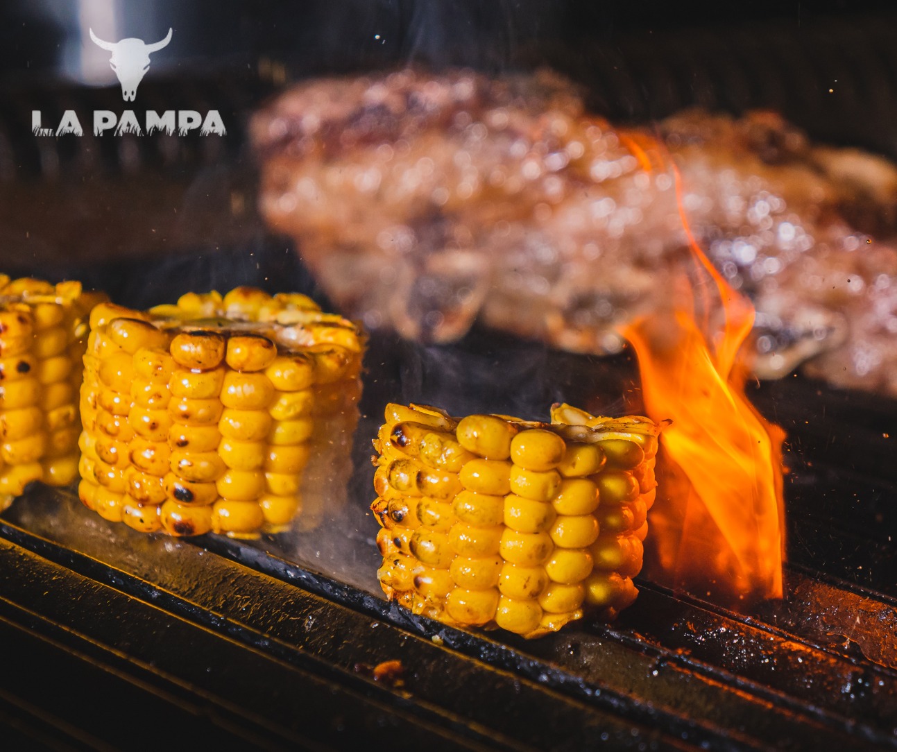 Grillen piruló kukorica... 🌽🔥
Ropogósra kapott szemek, enyhén füstös illat, természetes édesség minden harapásban.
Ez a köret nem csak kísérő.
📍 Budapest, Bajcsy-Zsilinszky út 23
𝗔𝘀𝘇𝘁𝗮𝗹𝗳𝗼𝗴𝗹𝗮𝗹𝗮́𝘀:
👉🏻 https://www.lapampa.hu/asztalfoglal%C3%A1s
#lapampabudapest #steakandwine #gasztroélmény #boréssteak
#mutimiteszel #premiumélmény #steakhungary #steakhouseexperience