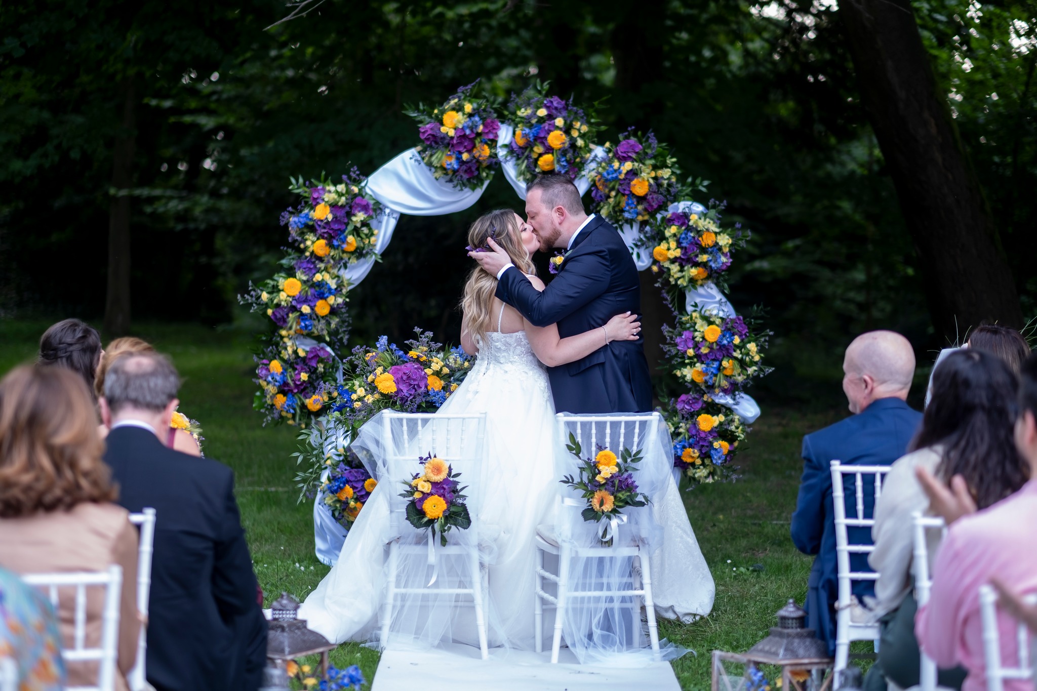 Victoria e Guglielmo si baciano al termine della cerimonia, circondati da un cerchio di fiori viola, gialli e blu: la natura che celebra l’amore, in un verde che ascolta e custodisce ogni promessa. Un rito nel bosco, intimo e senza tempo.
Vuoi un’ambientazione così per il tuo “sì”? Scrivici! 🤍
Victoria & Guglielmo
Ph: @torinofoto.it
Flower: @flowers_chiara
Music: @sarakarimusic
Light: @danielepavignanoevents
.
.
.
#TenutaBerroni #Matrimonio #Wedding #MatrimoniPiemonte #LocationMatrimonio #VillaPerMatrimoni #VillaEventi #Sposa #Sposi2026 #WeddingPlanner #WeddingInspiration #Ricevimento #RitoCivile #ParcoStorico #Piscina #Tensostruttura #AllestimentiMatrimonio #WeddingPhotography #Nozze #EventiAziendali #MatrimonioItaly #DestinationWeddingItaly