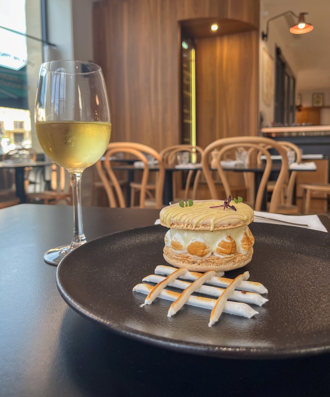 Nouveau dessert au Saint Jean ! 🍰
Notre équipe est ravie de vous présenter le Macaron Vanille by Coraline : ganache montée vanille chocolat blanc, avec un cœur citron gourmand et rafraîchissant. ✨💛
Chaque dessert que nous préparons est le fruit du talent et de la créativité de notre équipe, passionnée par les saveurs et les détails qui font la différence. Venez savourer la douceur et l’inventivité de notre brigade ! 👩🍳👨🍳
#SaintJeanRestaurant #MacaronVanille #DessertGourmand #PâtisserieCréative #SweetTreats