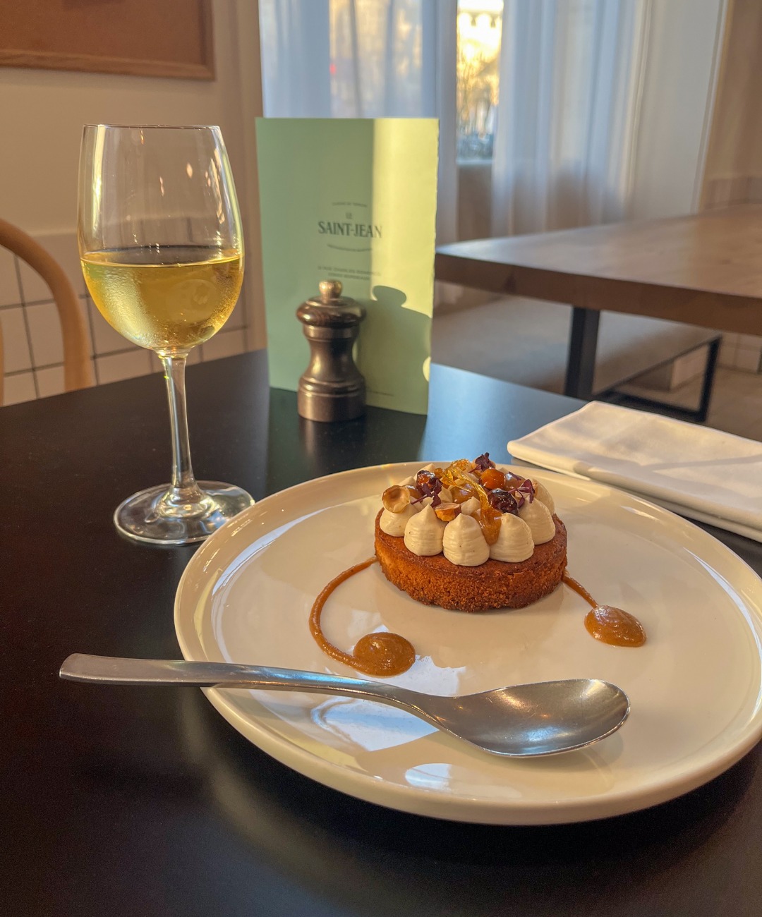 Nouveau dessert au Saint Jean ! Notre équipe est ravie de vous présenter la Tartelette aux Noisettes : une délicieuse crème noisette et praliné noisette, gourmande et raffinée. ✨
Chaque dessert est préparé avec soin par notre brigade, qui met sa passion et sa créativité au service de vos papilles. Venez savourer la douceur et l’expertise de notre équipe !
#TarteletteAuxNoisettes #DessertGourmand #FoodLovers #Gastronomie #SweetTreats