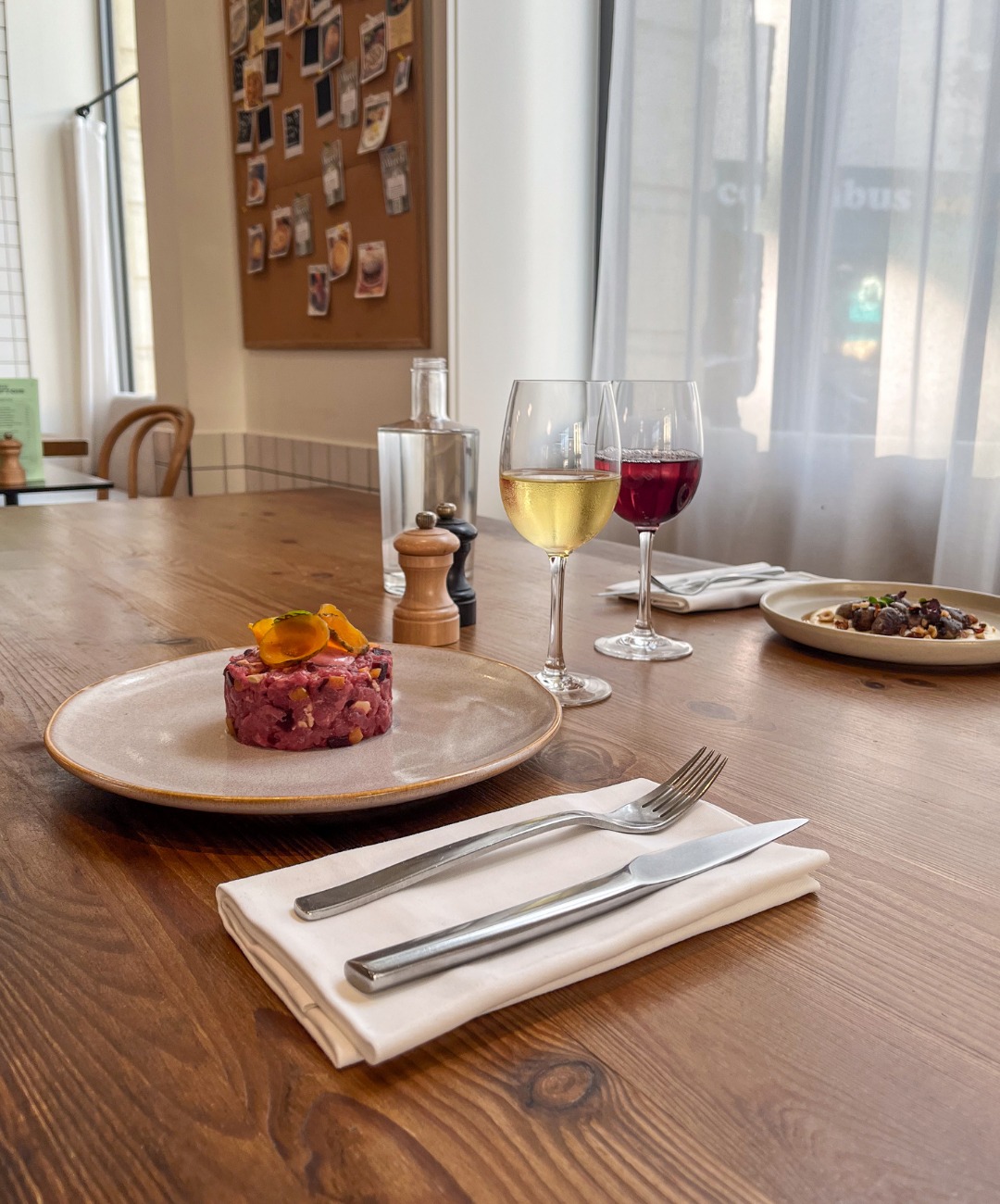 Nouvelle entrée au Saint Jean ! 🥩
Notre équipe est fière de vous présenter le Tartare Gourmand : bœuf charolais au couteau, foie gras, betteraves rôties, oignons rouges, le tout sublimé par un condiment émulsion miel et betterave. ✨
Chaque plat est le fruit du travail collectif et de la passion de notre brigade, qui met son savoir-faire et sa créativité au service de vos papilles. Venez savourer l’expertise et l’engagement de notre équipe !
#SaintJeanRestaurant #TartareGourmand #ÉquipePassionnée #FoodLovers #Gastronomie #InstaFood