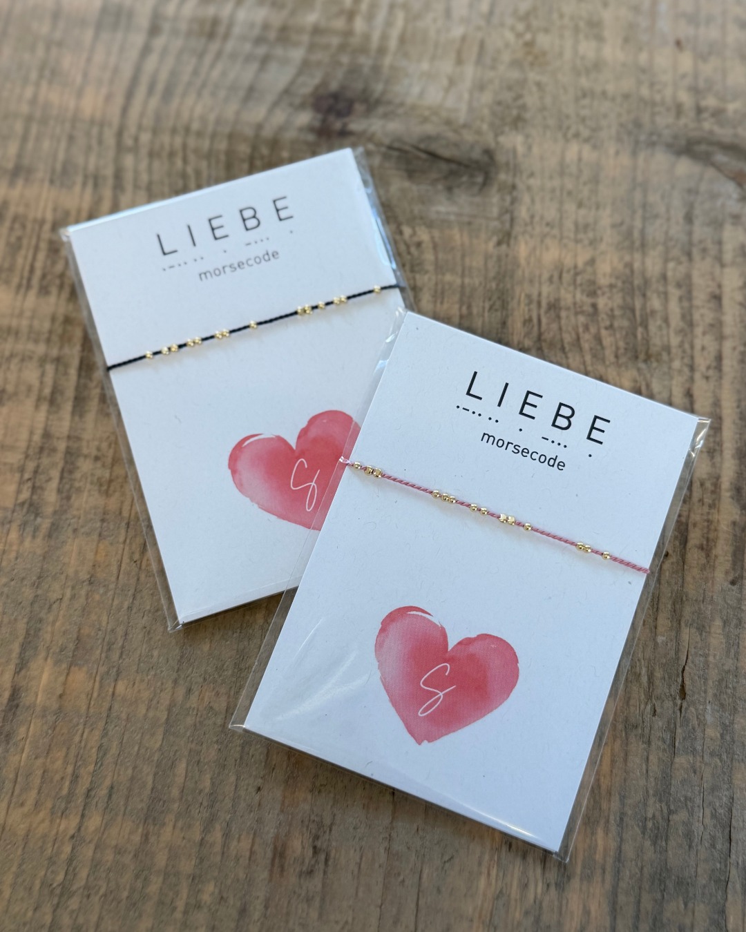 bald ist valentinstag♥
LIEBE als morsecode- ein wunscharmband mit bedeutung
in silber oder gold, auf verschiedenen faden farben, neu auch in grösse xl
#fairbunden #madeinbern #steinanstein #armband #messingschmuck #silberschmuck925 #925silber #messingvergoldet