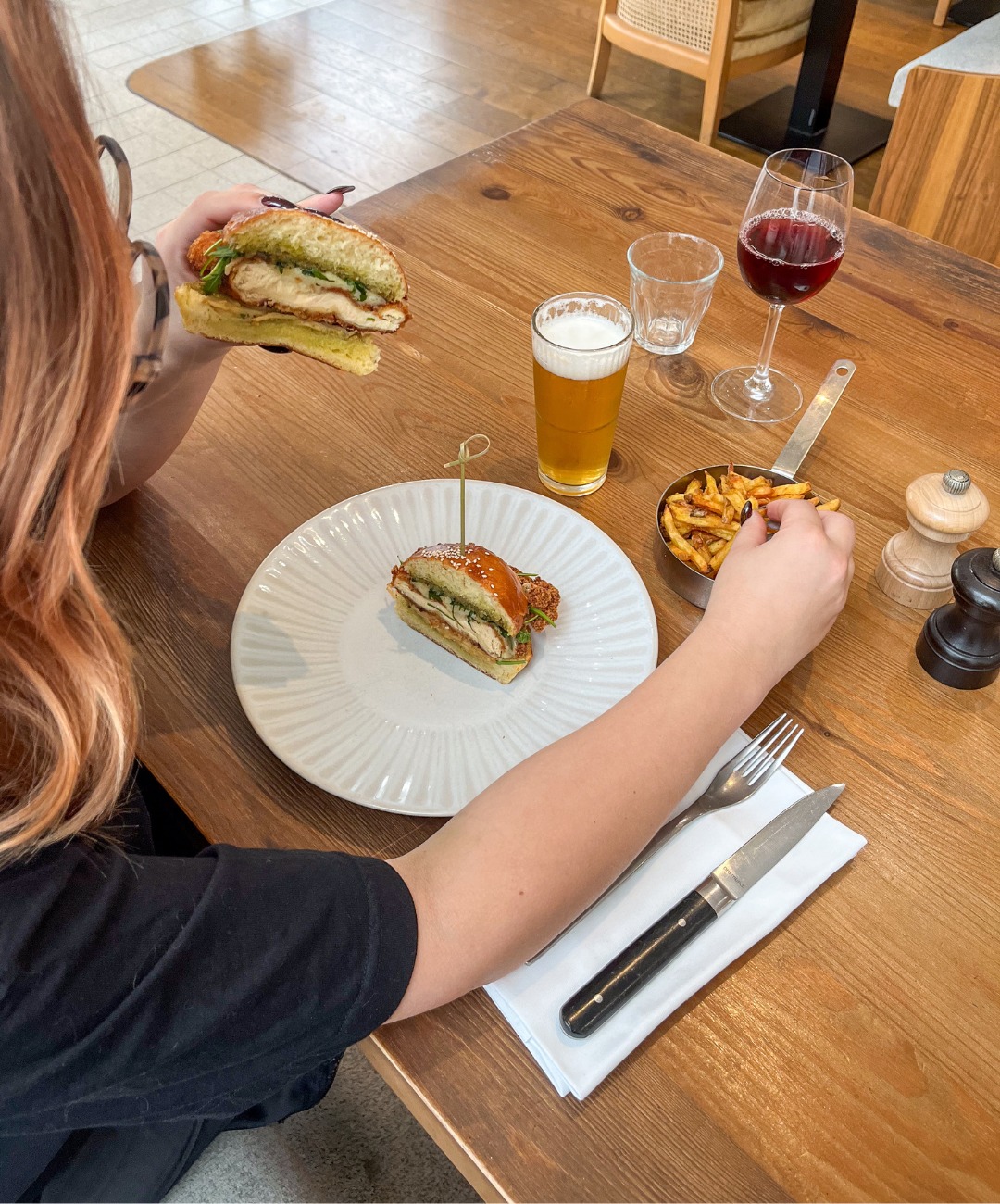 Nouveau au Saint Jean : le Burger St-Jean ! 🍔
Notre équipe est ravie de vous présenter le Burger St-Jean by Maxime : Poulet pané, pesto aux noix de cajou, pickles de pommes, Osso Iraty, roquette, accompagné de frites maison croustillantes. 😋✨
Chaque burger est le fruit du travail et de la créativité de notre équipe, qui veille à vous offrir une expérience gourmande et conviviale à chaque bouchée. Venez savourer la passion et le savoir-faire de notre brigade ! 👩🍳👨🍳
#BurgerStJean #FoodLovers #BurgerByMax #Gastronomie #InstaFood #FritesMaison #FreshAndDelicious