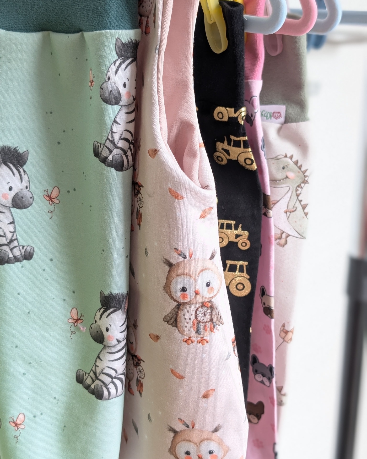 Jedes Mal, wenn ich nähe, verliebe ich mich neu in eure Bestellungen 💕
Dieses unbeschreibliche Glücksgefühl, die fertigen Kindersachen in den Händen zu halten, sie liebevoll für euch zu verpacken … genau dafür mache ich das ✨
Danke für euer Vertrauen 🤍
#handgemacht #mitliebegenäht #kinderkleidung #kleinesunternehmen #dankbar
Kindersachen liebevoll genäht